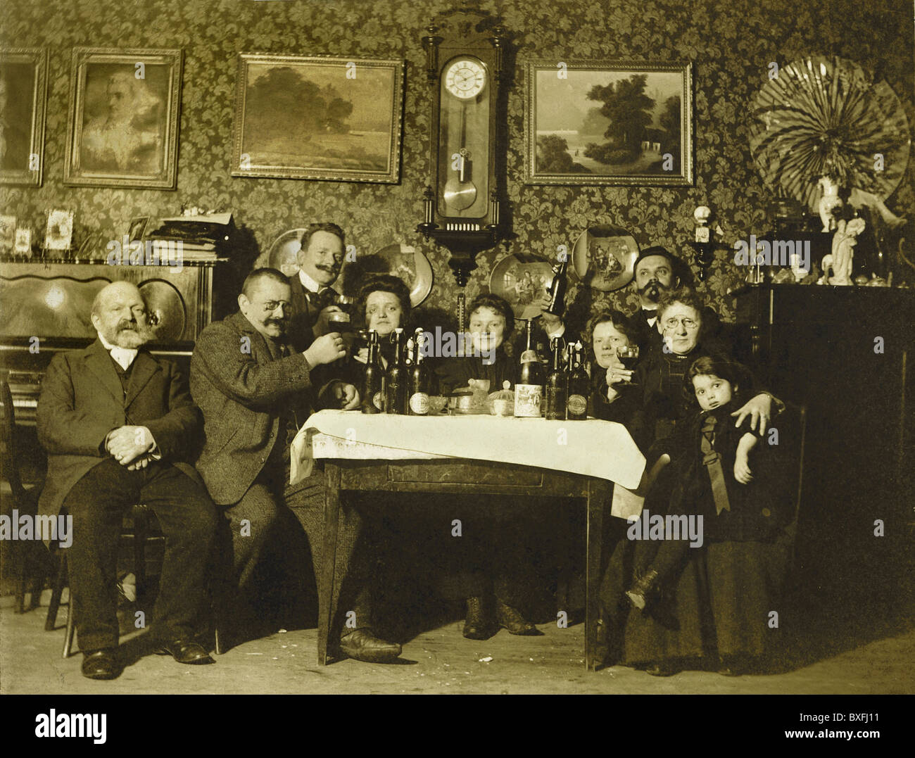 Familie feiert Engagement, um 1900, um 1900, zusätzliche-Rechte-Clearenzen-nicht verfügbar Stockfoto
