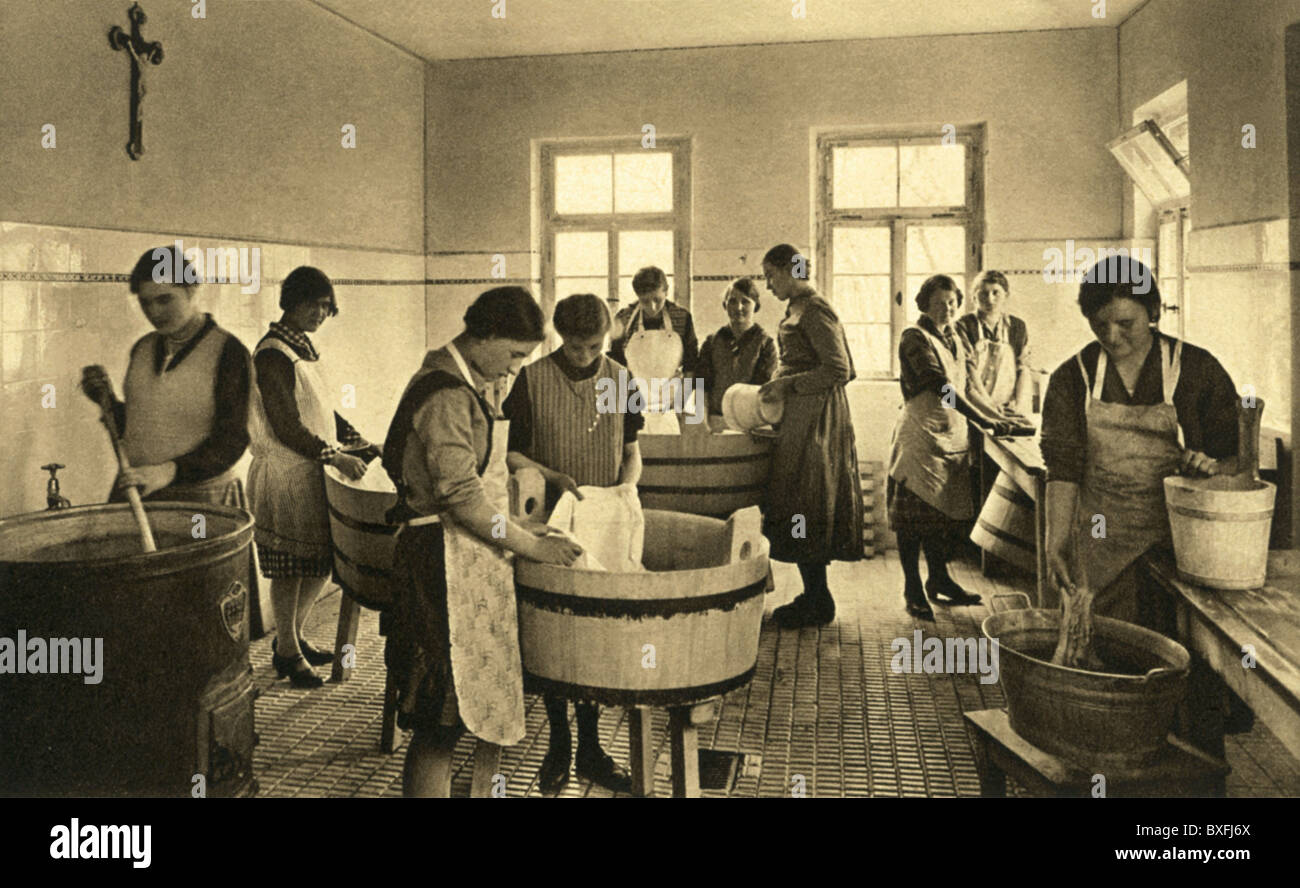 Personen, Frauen, in Waschküche, Heidingsfeld am Main, um 1932, Zusatz