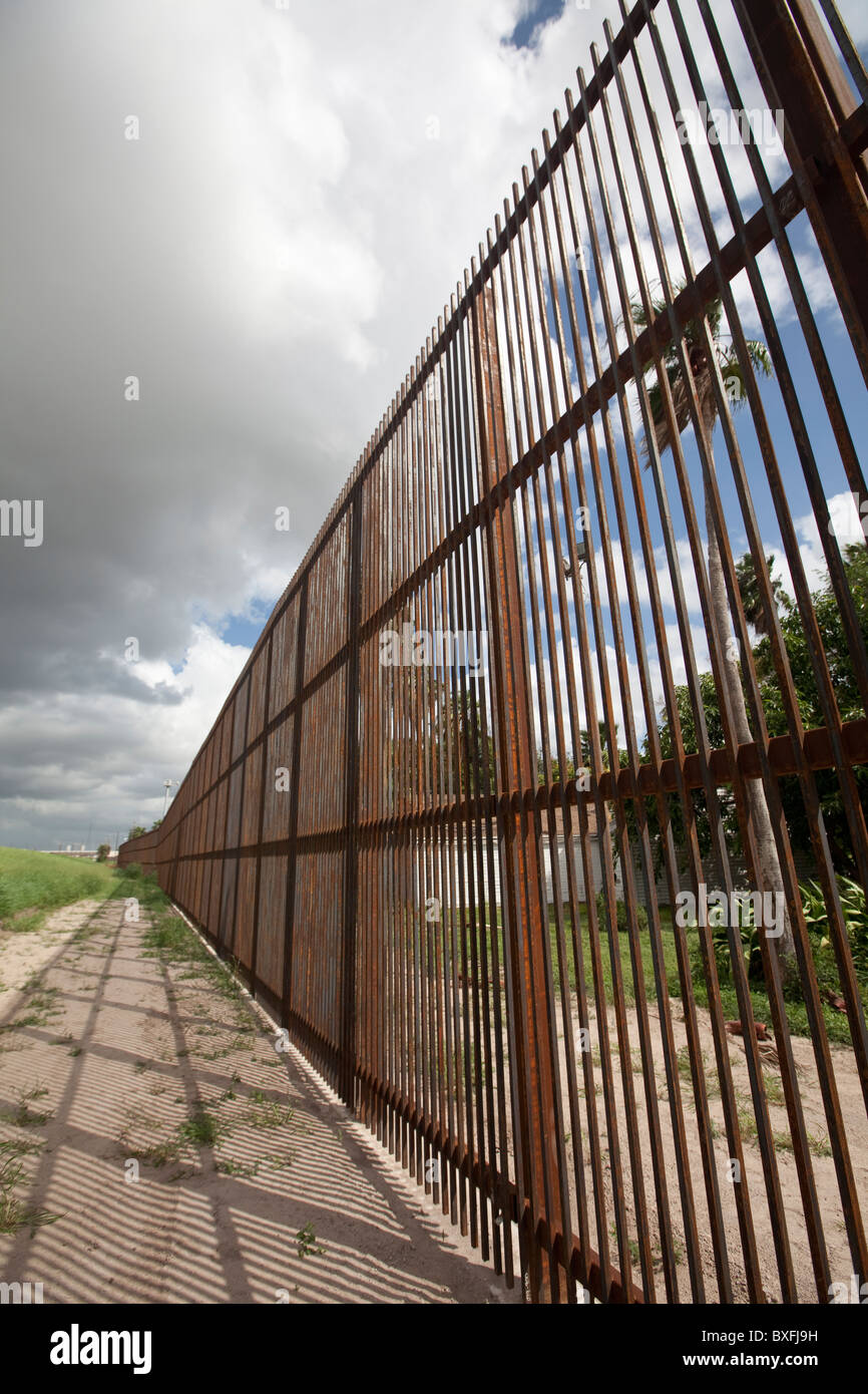 Ein Teil der the20-Fuß hohen Beton und Stahl Grenzmauer zwischen den Vereinigten Staaten und Mexiko in Brownsville, Texas. Stockfoto