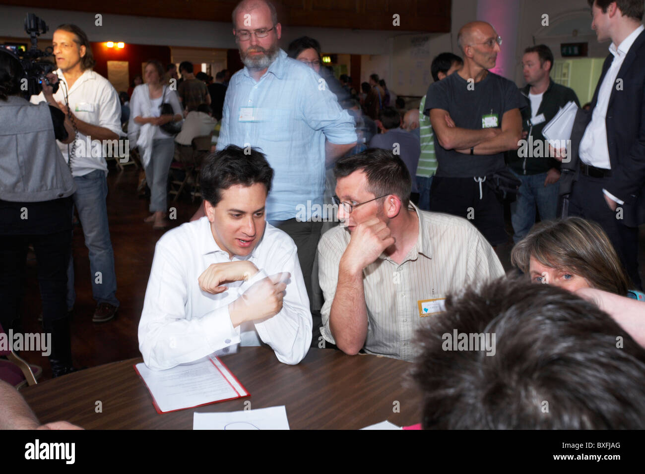 UK-Arbeits-Wartungstafel und Ex Führer Ed Miliband mit Rob Hopkins aus dem Transition Netzwerk. Stockfoto