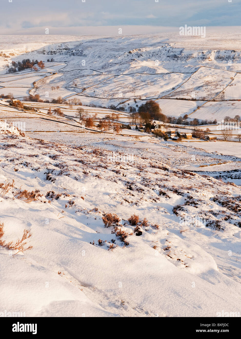 Wintersonne leuchtet den Schnee im Rosedale Stockfoto