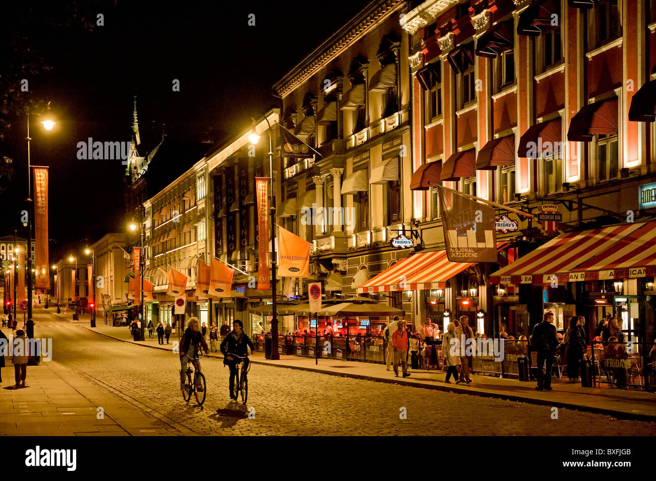 Abend Auf Der Karl Johans Gate Straßenszene am Abend Karl Johan Gate Oslo Norwegen Stockfotografie - Alamy