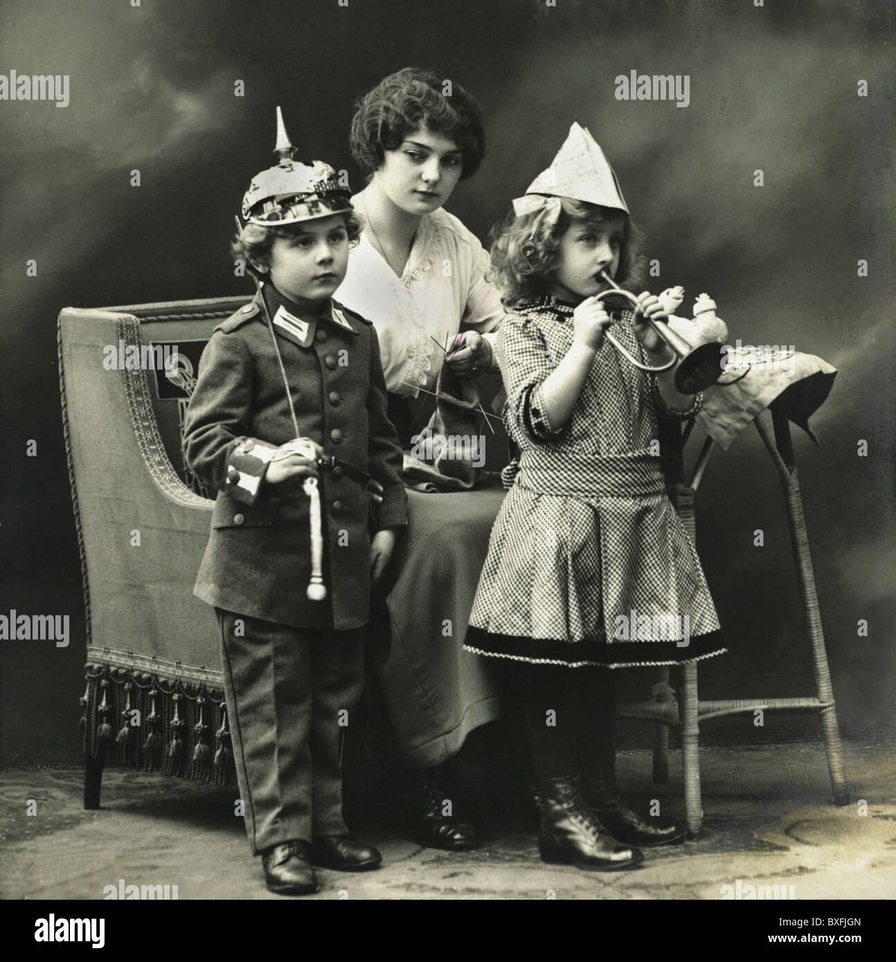 Personen, Familie, Mutter mit ihren zwei Kindern, Deutschland, 1915, Zusatzrechte-Clearences-nicht vorhanden Stockfoto