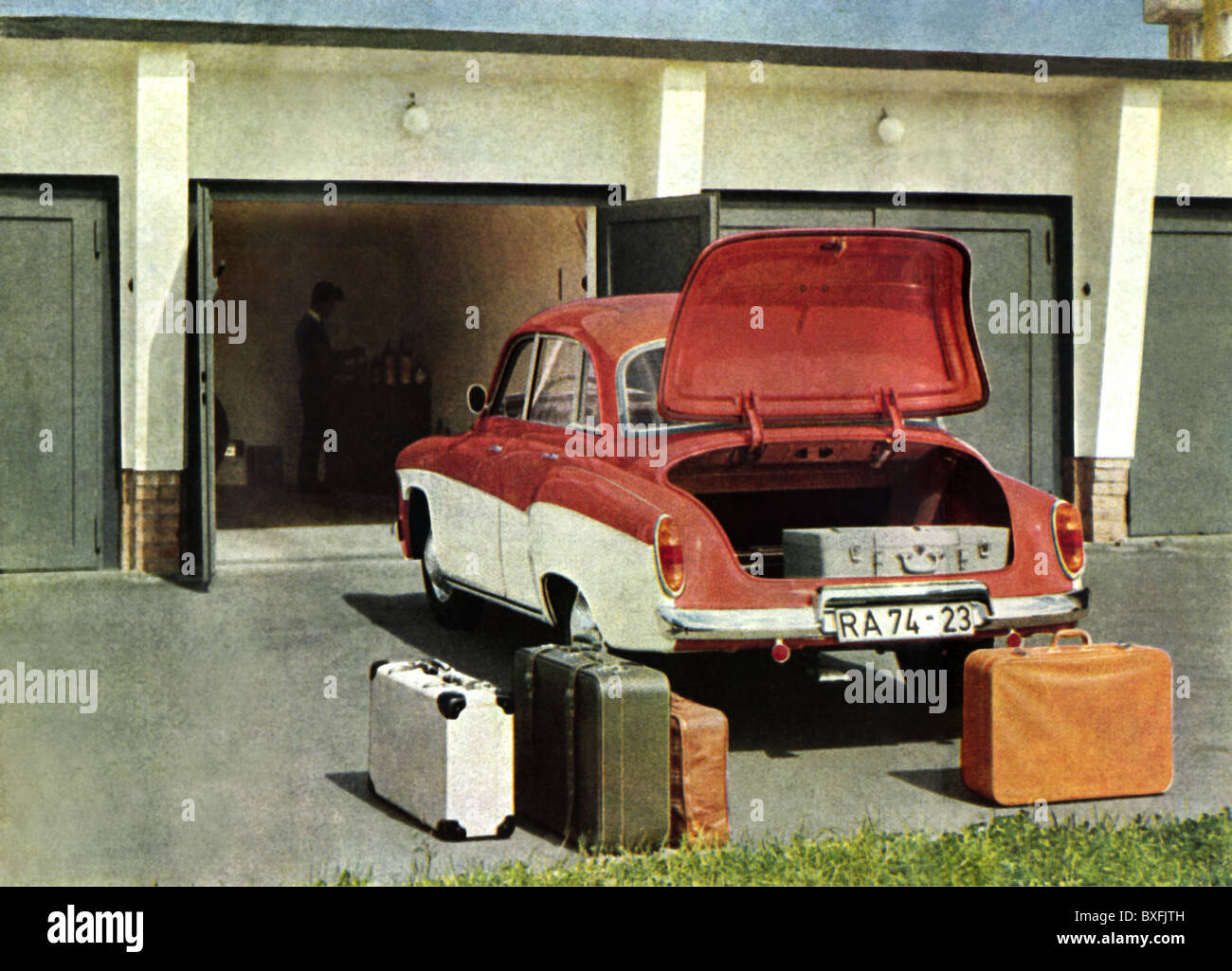 Transport, Auto, Fahrzeugvarianten, Wartburg 1000, Limousine de Luxe, made by VEB Automobilwerk Eisenach, Ostdeutschland, 1964, 60er, 60er, 20. Jahrhundert, historisch, historisch, viertürig, viertürige Limousine, zweitürig, zweifarbig, zweifarbig, Zweitaktmotor, Zweitaktmotor, Säulengang, Vorderradantrieb, Auto, Autos, Koffer, Garage, Kofferraum, Kofferraum, Kofferraum, Kofferraum, Kofferraum, Kofferraum Stiefel, Unterhosen, DDR, DDR, Mann, Männer, Männer, zusätzliche-Rechte-Clearences-nicht verfügbar Stockfoto