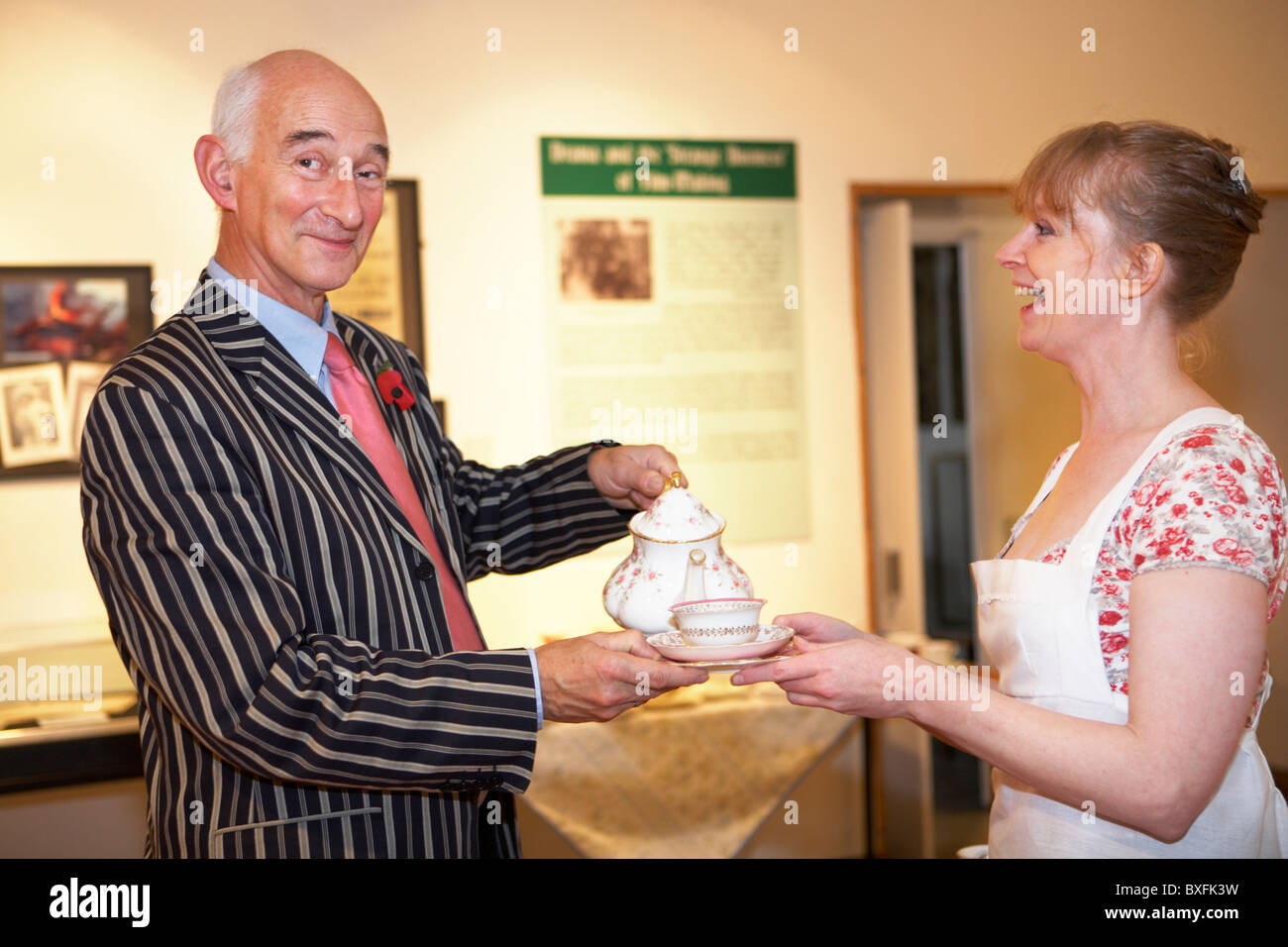 Antiques Roadshow Experte Paul Atterbury Dorset County Museum mit Linda-Screen von Vintage Dorset. Stockfoto