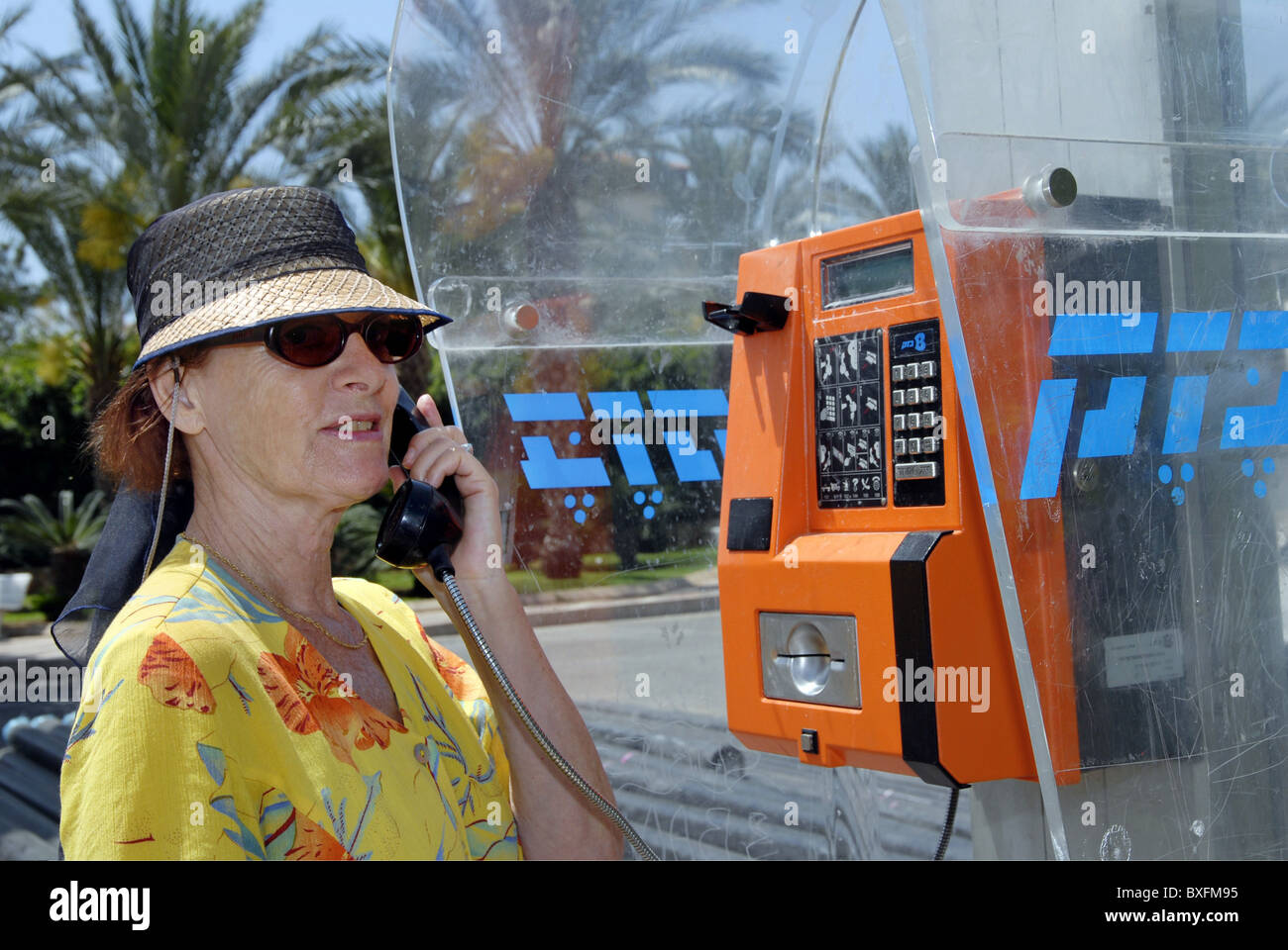 Post/E-Mail, Telefon, Frau in der Telefonzelle, Nahariya, Israel, 2008, Additional-Rights - Clearance-Info - Not-Available Stockfoto