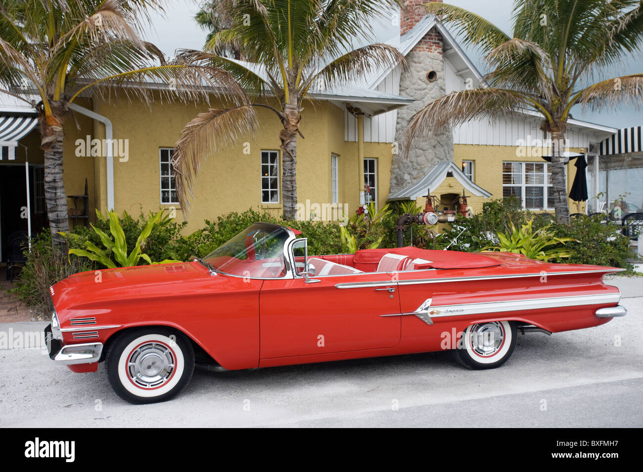 Roten Chevrolet Impala convertible Automobil, Anna Maria Island, Florida Sonnenstaat, Vereinigte Staaten von Amerika Stockfoto