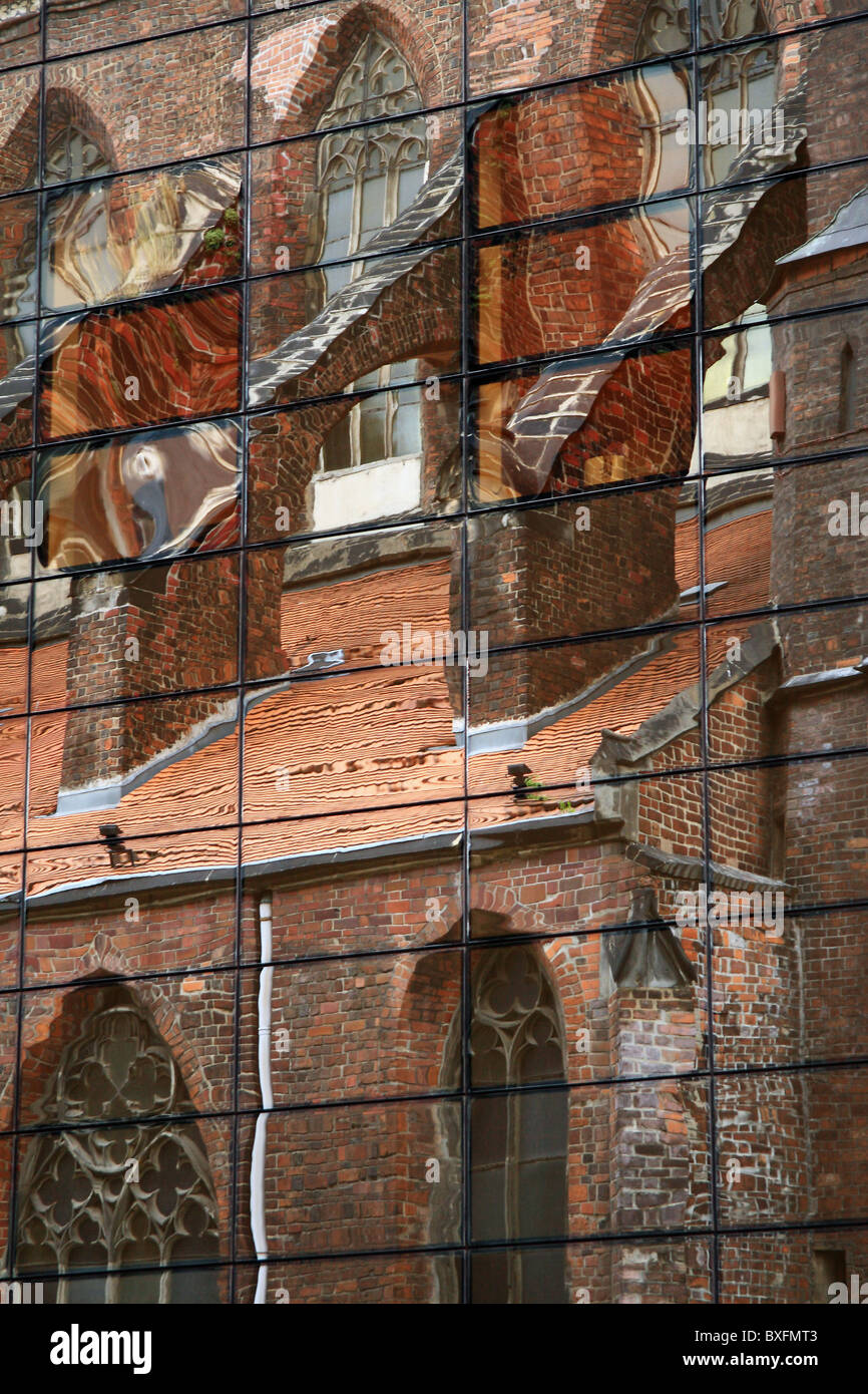 St Mary Magdalene Kirche spiegelt sich in der moderne Glasbau. Breslau, Niederschlesien, Polen. Stockfoto