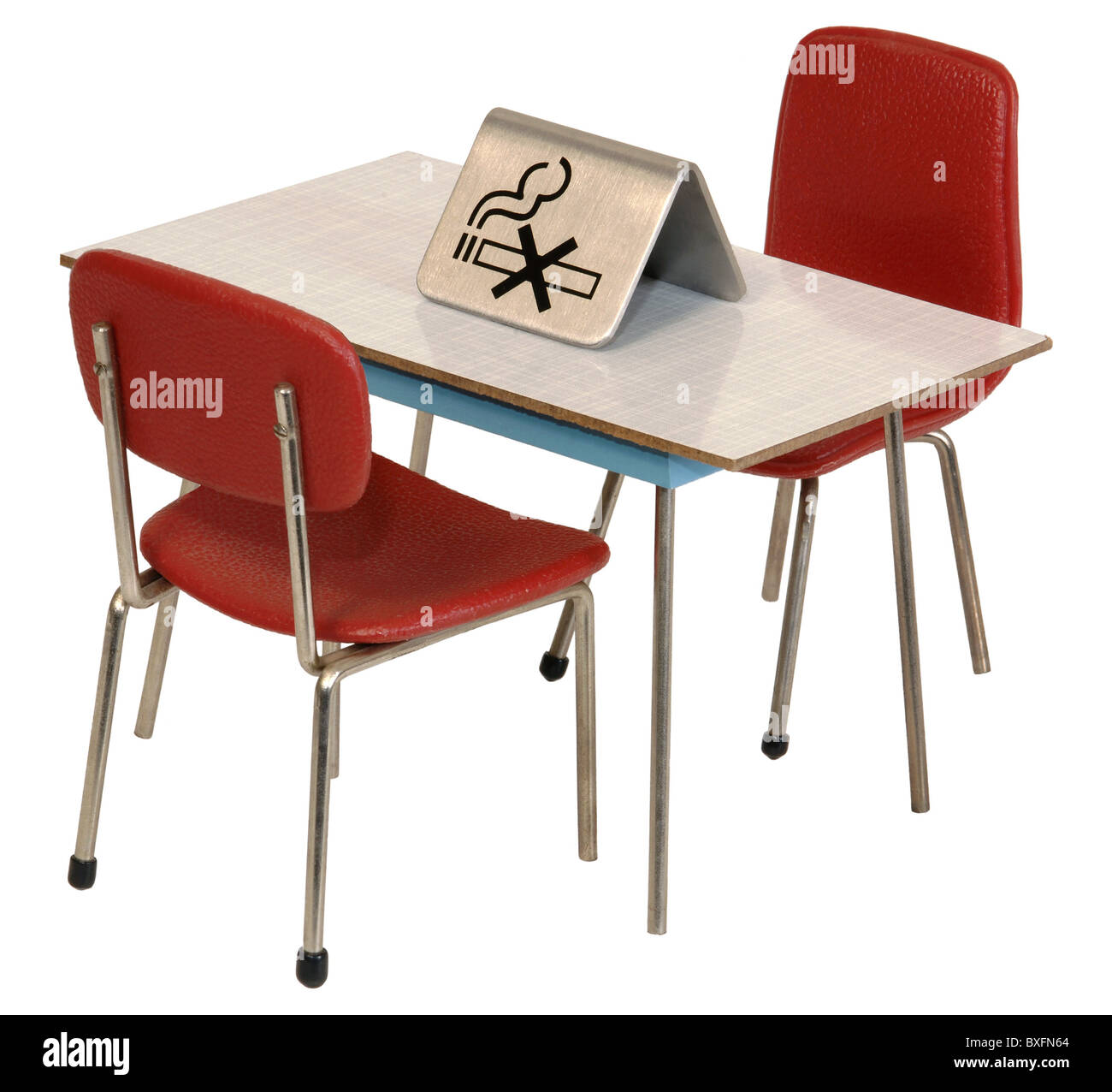 Gastronomie, Rauchverbot, Tisch mit Schild, 60er Jahre, Bereich, Bereiche, 60er, 60er, 20. Jahrhundert, historisch, historisch, Verbotsverbot, Verbote, Restaurant, Cafeteria, Gesundheitswesen, Schutz, Still, Ausschneiden, Ausschneiden, Möbel, Ausschneiden, Ausschneiden, Zusatzrechte-Clearences-nicht vorhanden Stockfoto