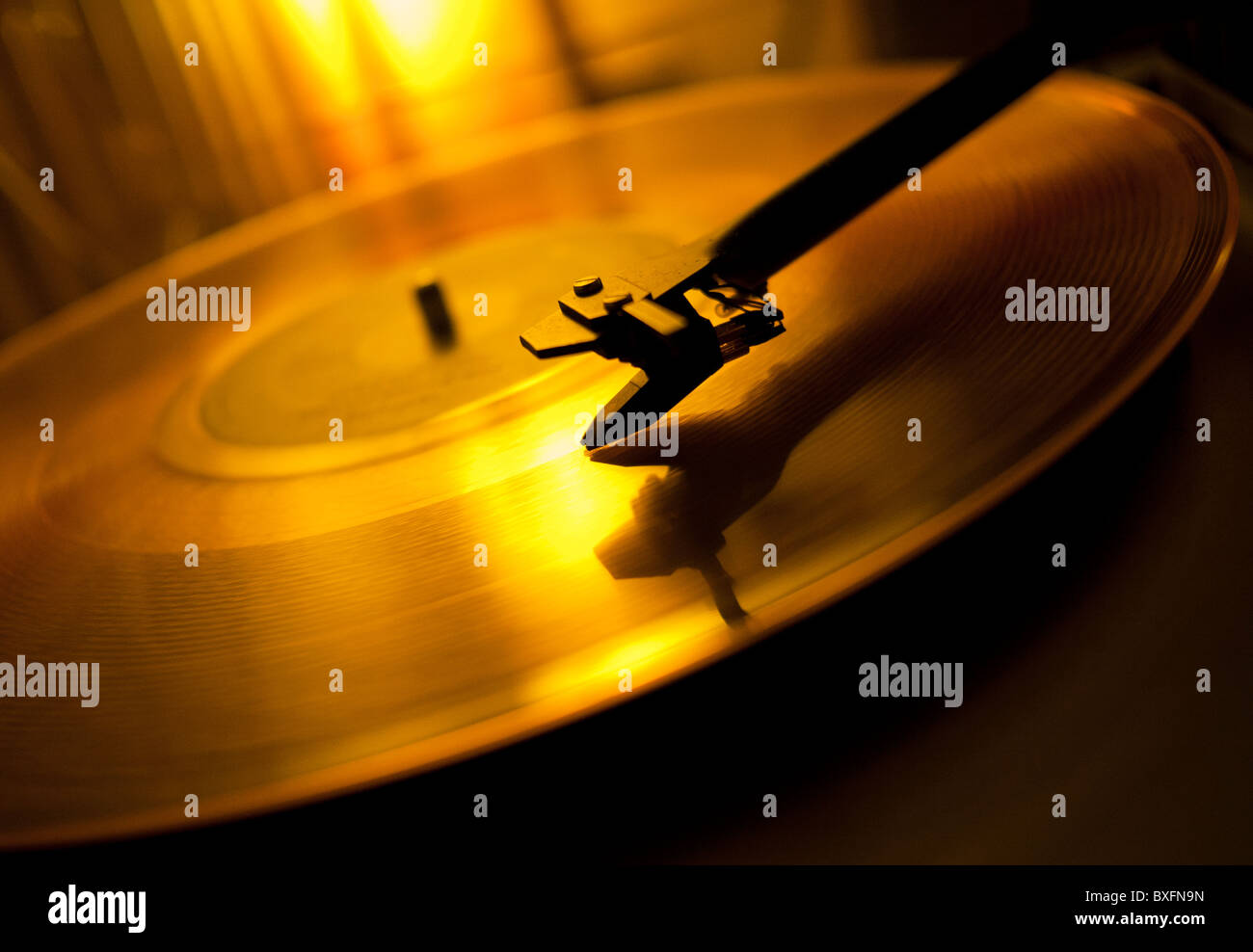 Eine Aufzeichnung auf einem Vinyl-Plattenspieler-Deck spielen Stockfoto