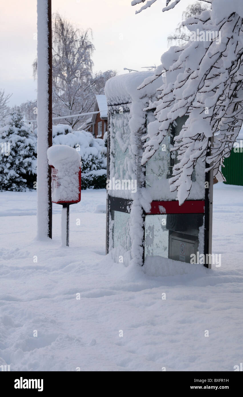 Extrem winterlichen Bild, weiß-Out Bedingungen. Briefkasten, Telefon-Box alle bedeckt im Schnee, 300mm für sehr tief eisig. Stockfoto