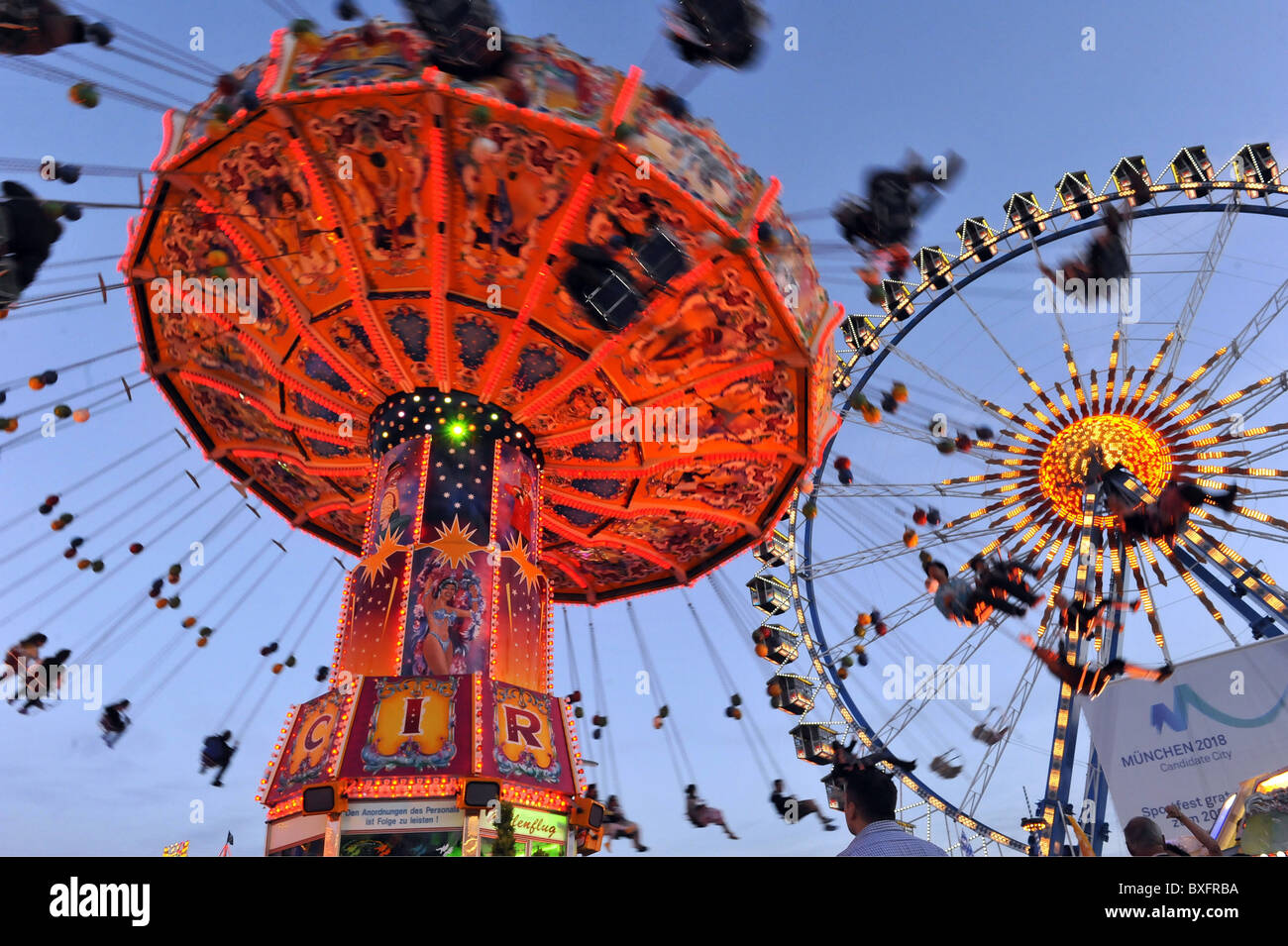 Festlichkeiten, Jahrmarkt, Volksfest, Oktoberfest München, Flugzeug, Deutschland, 3.10.2010, zusätzliche-Rechte-Clearenzen-nicht verfügbar Stockfoto