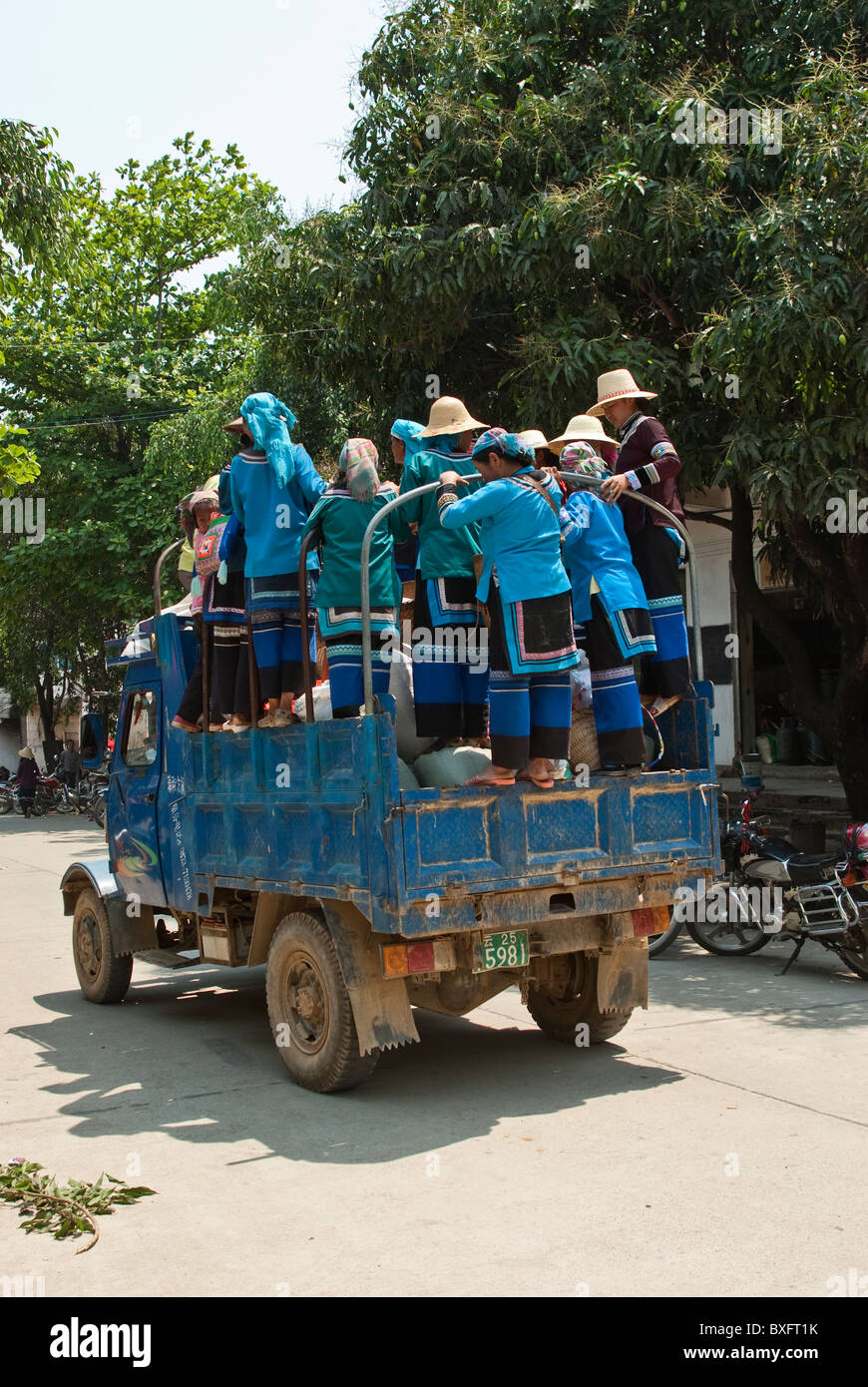 Asien, China, Yunnan, Honghe Präfektur, Jinping County, Zhemi Stadt. Bauernhof LKW ist Hani Dorf Transport am Markttag. Stockfoto