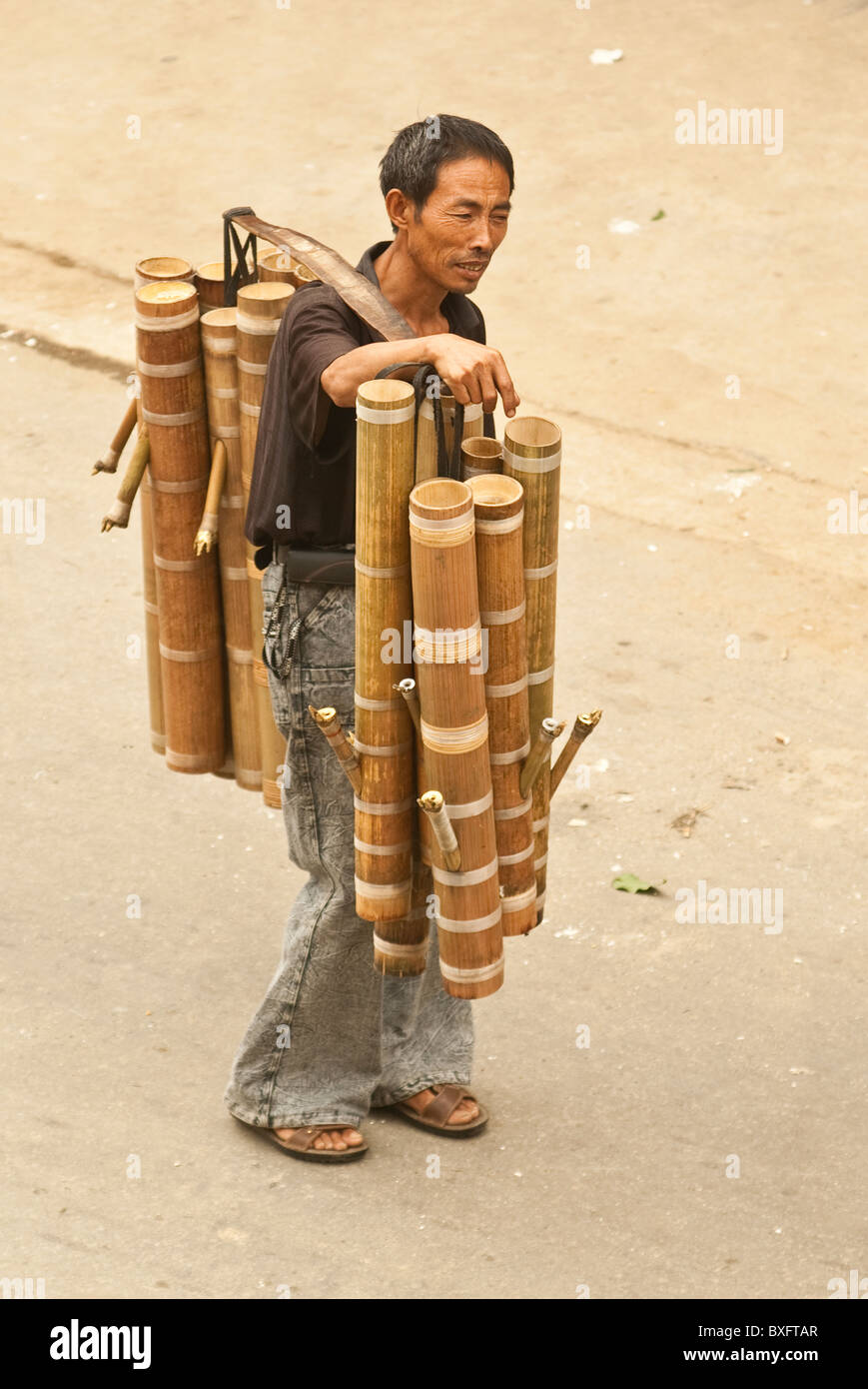 Asien, China, Yunnan, Honghe Präfektur, Jinping. Straßenhändler verkauft Bambus Tabak Wasserpfeifen (Wasserleitungen). Stockfoto