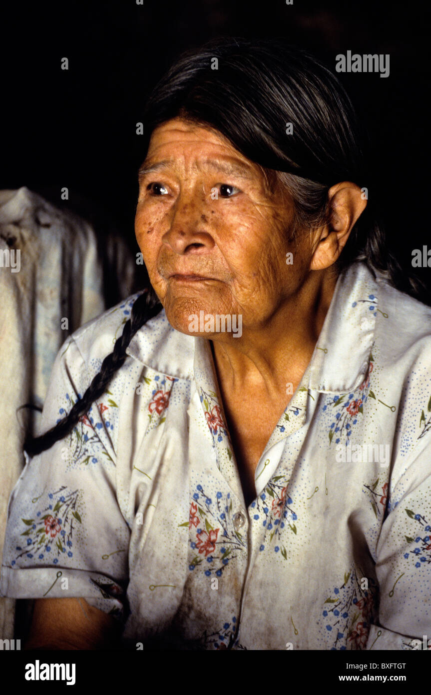 Alte Frau verkaufen Chicha (Mais basierten alkoholisches Getränk) in Inka Dorf Ollantaytambo-Sacred Valley, Peru. Stockfoto