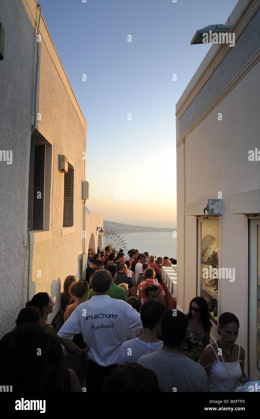 Massen von Menschen in der Straße von Oia Santorini Sonnenuntergang den Stockfoto