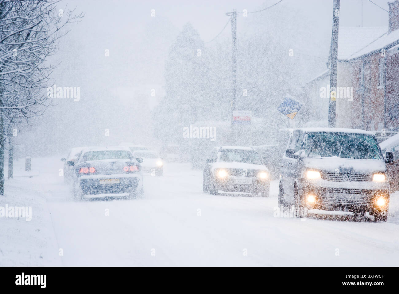 Autos in Blizzard. Surrey, UK Stockfoto