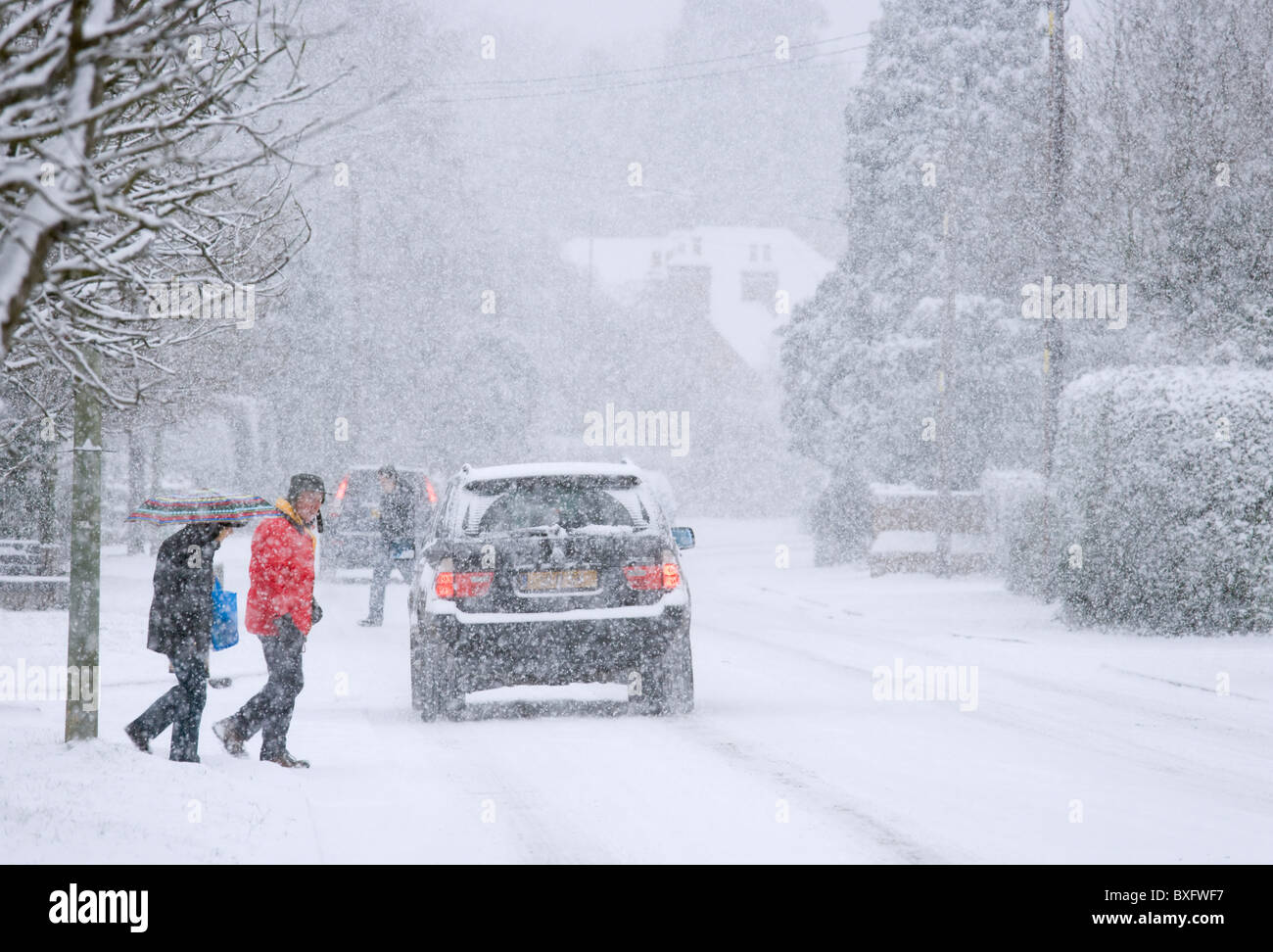 Menschen und Verkehr in Blizzard, UK Stockfoto