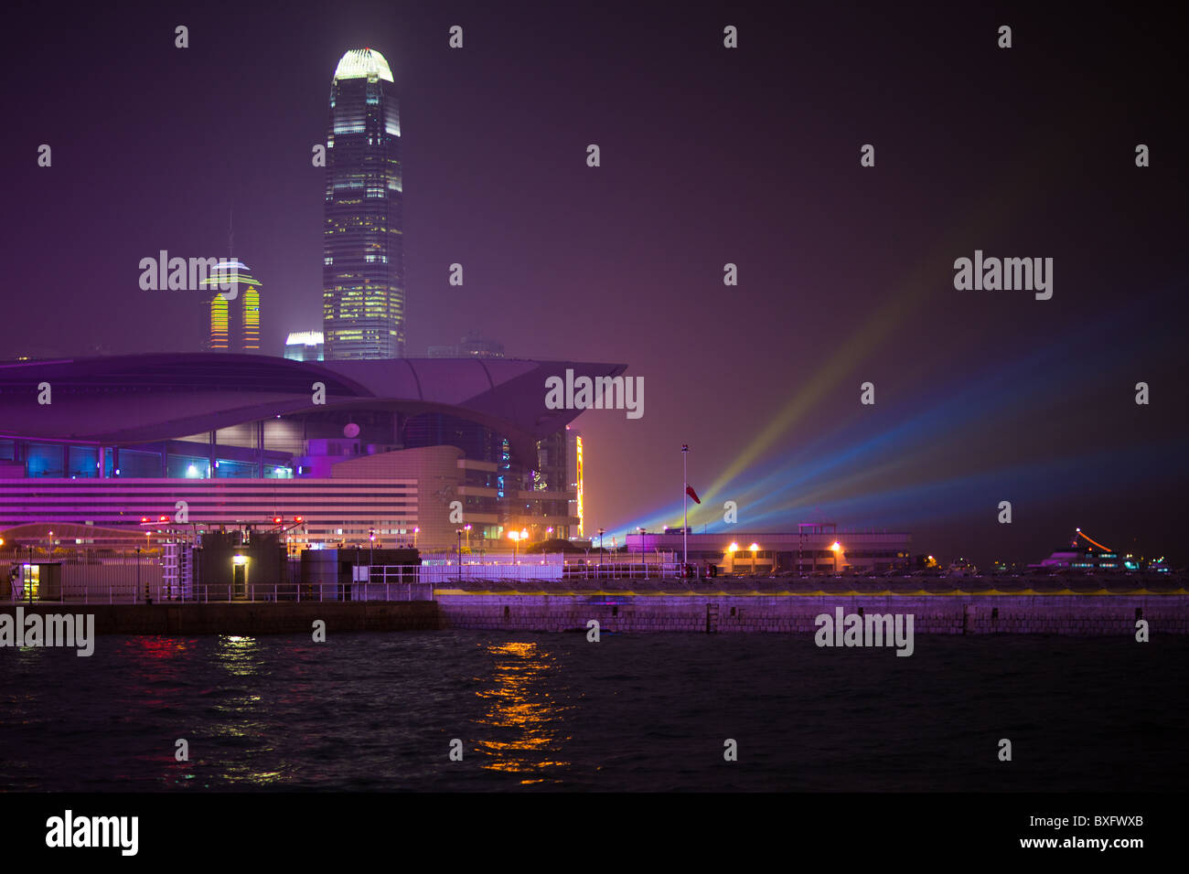 Hong Kong Hafen und Convention Center bei Nacht Stockfoto