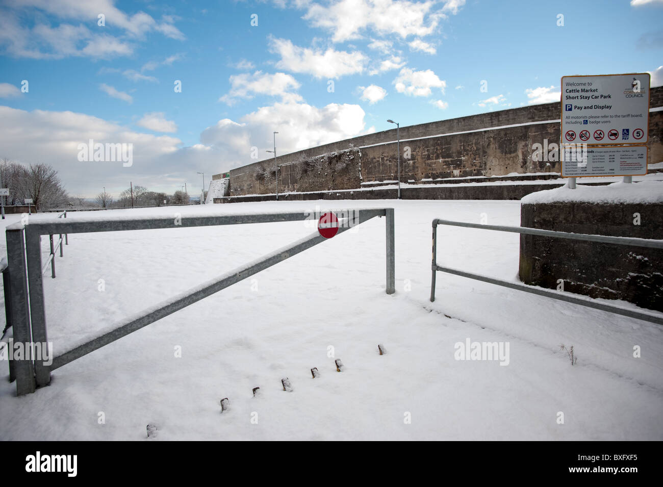 Das Parkhaus Viehmarkt in Launceston UK in Schnee bedeckt, mit einem keinen Eintrag Schild an der Schranke Zugang geschlossen Stockfoto