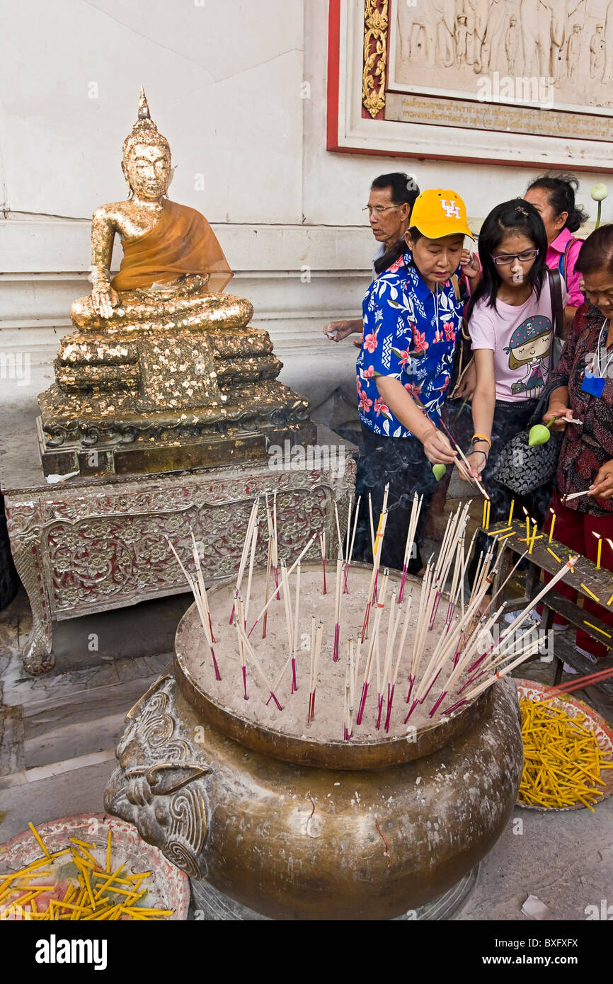 Buddhistische Gläubige Licht Weihrauch als Opfer für Buddha im Wat Phra Sri Sanpetch buddhistische Tempel, Ayutthaya, Thailand Stockfoto