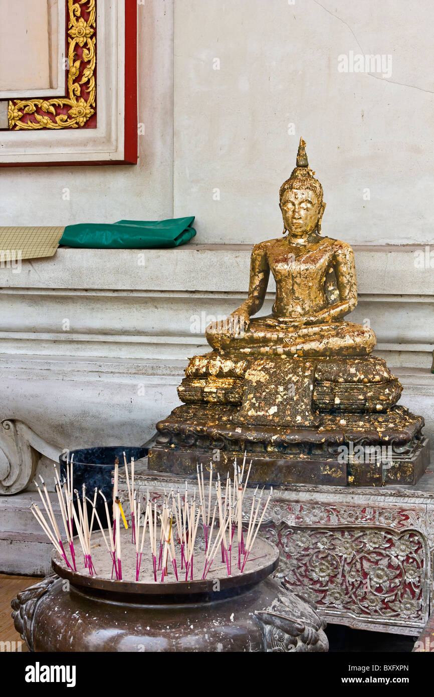 Buddhistische Gläubige Licht Weihrauch als Opfer für Buddha im Wat Phra Sri Sanpetch buddhistische Tempel, Teil von Ayutthaya komplexe Stockfoto
