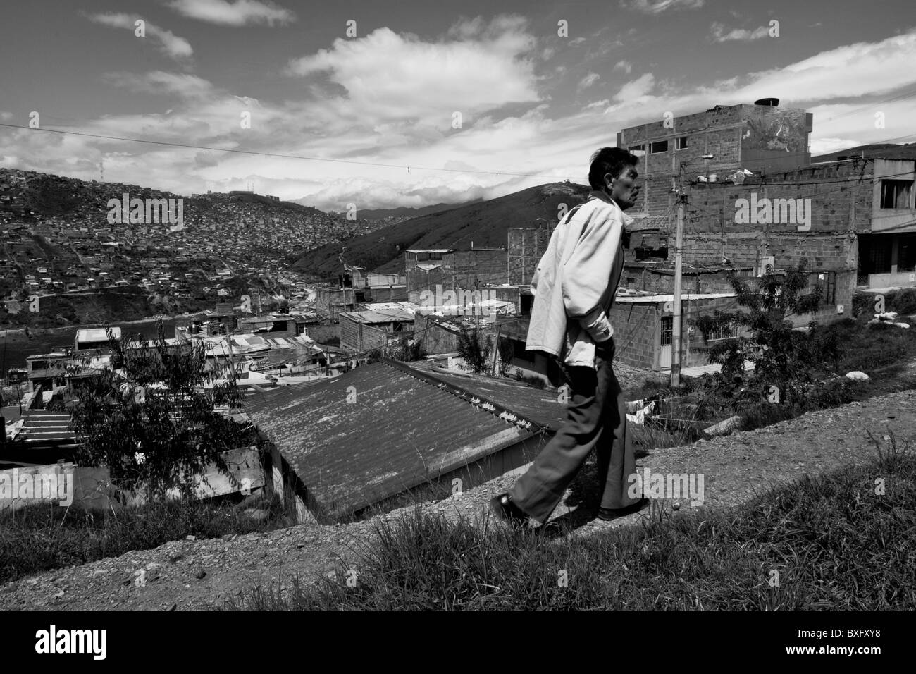 Ein vertriebener Mann geht auf einem unbefestigten Weg in die Elendsviertel Ciudad Bolívar, Bogota. Stockfoto