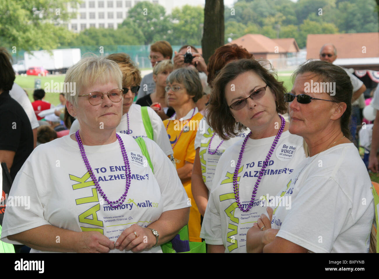 Frauen tragen spezielle T-Shirts. Alzheimer Speicher zu Fuß. Zu Fuß zum Ende Alzheimer. Old River Park, Dayton, Ohio, USA. Stockfoto