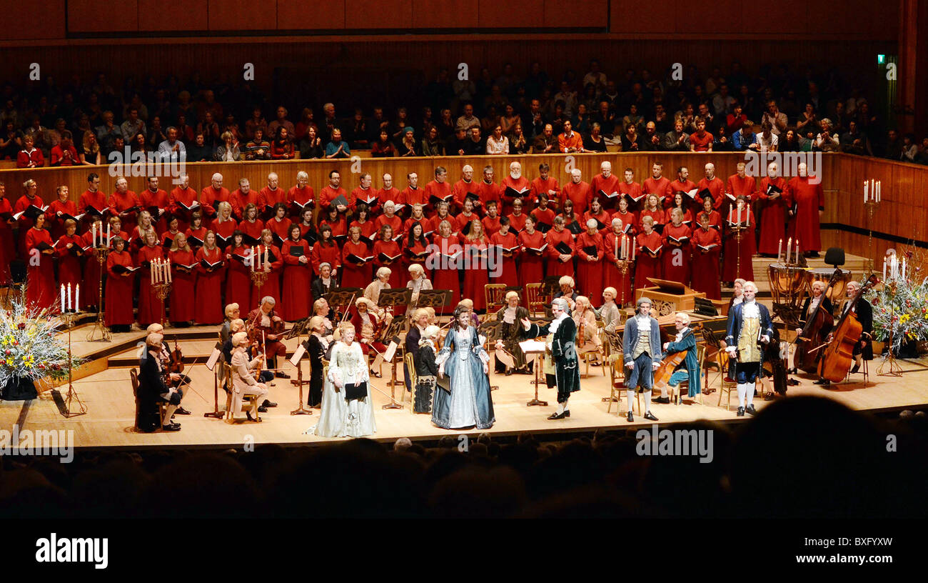 Händels Messias durchgeführt in vollen Kostümen von Cande Licht. Händels Messias bei Kerzenschein und im vollen 18. Cen durchgeführt Stockfoto