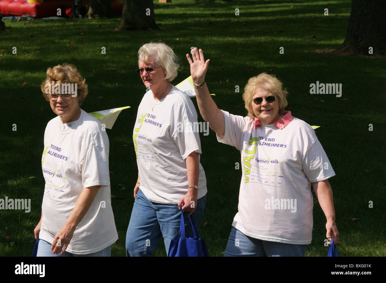 Alzheimer Speicher zu Fuß. Zu Fuß zum Ende Alzheimer. Old River Park, Dayton, Ohio, USA. Drei Frauen laufen mit T-Shirts. Stockfoto