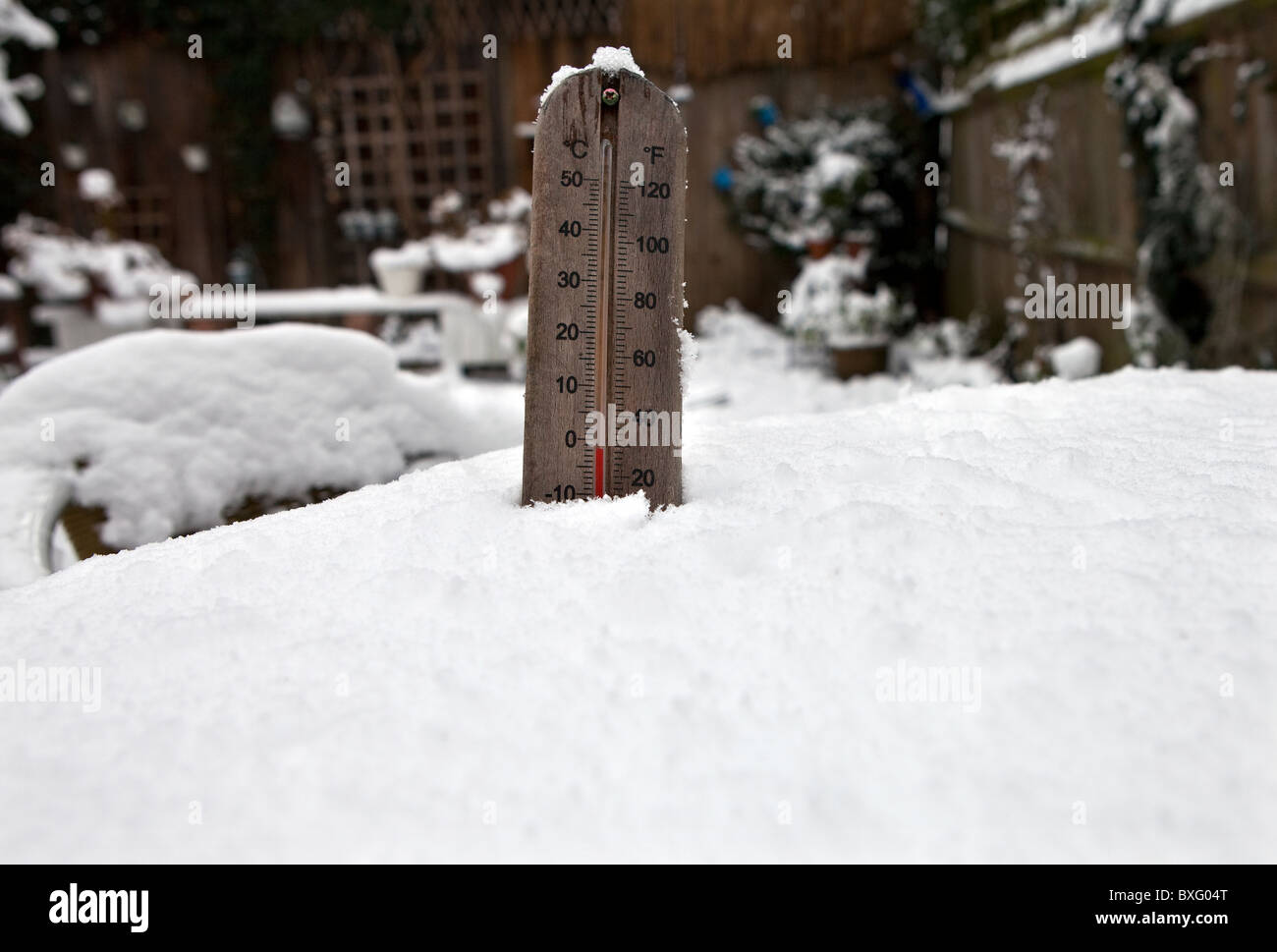 Thermometer zeigt die Temperatur unter Null. Stockfoto