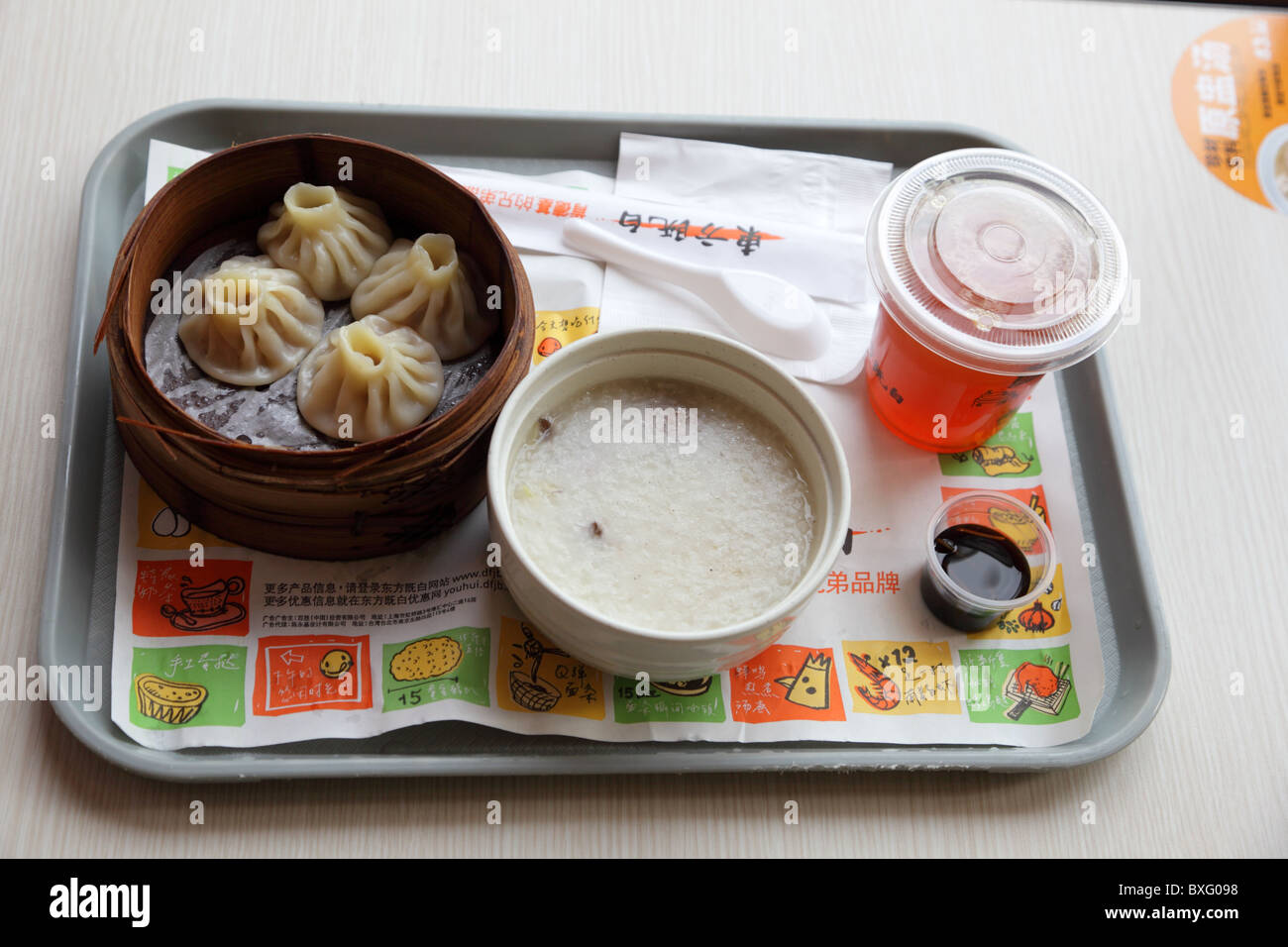 Essen im chinesischen Fastfood-Restaurant in Shanghai. Stockfoto