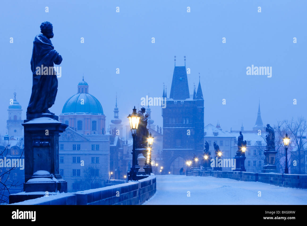 Tschechische Republik-Prag - Karlsbrücke in Wintermorgen Stockfoto