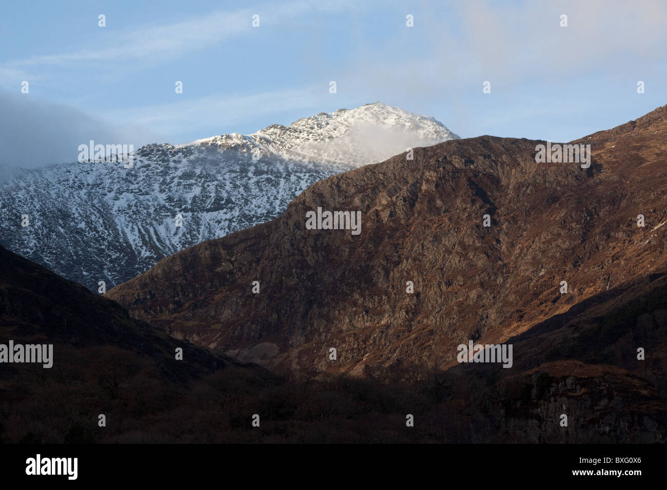 Die Aussicht vom Nantgwynant, Cwm Llan Snowdon Mountain, bedeckt im Winter Schnee, Snowdonia-Nationalpark, Wales Stockfoto