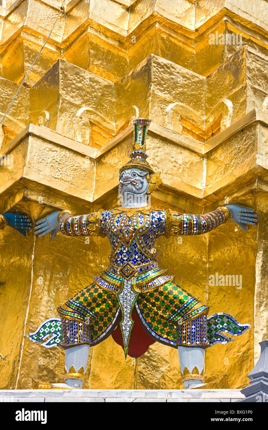 Guardian Dämonen (Yaksha) unterstützen die Basis des goldenen Chedi in der Tempel des Smaragd-Buddha, königliche Tempel, Bangkok, Thailand Stockfoto