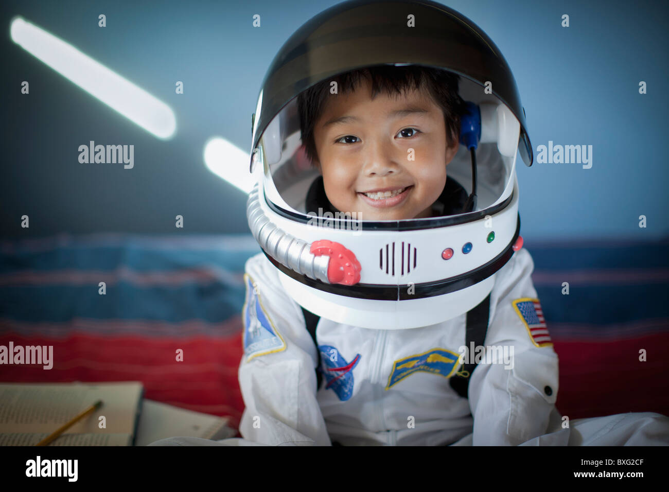 Boy in astronaut costume -Fotos und -Bildmaterial in hoher Auflösung – Alamy