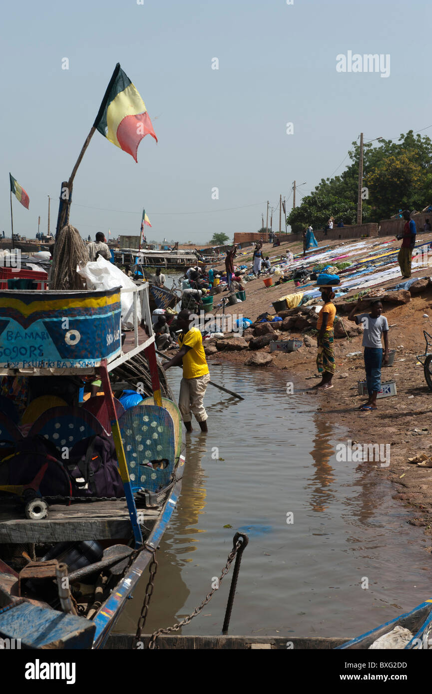 Stelzenhäuser und Pirogen im Hafen von Segou, Mali. Stockfoto