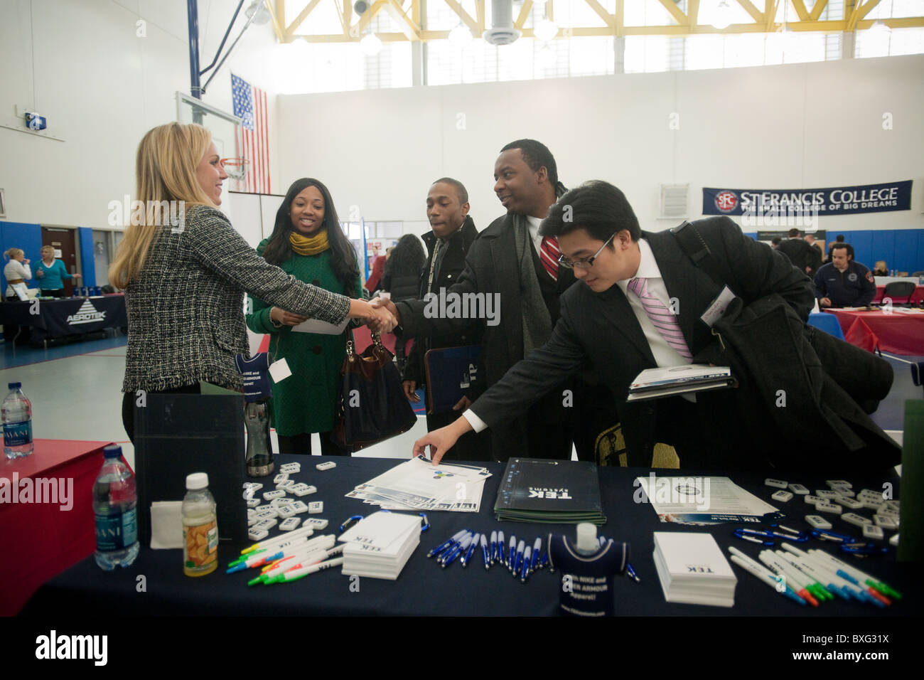 Jobsuchende besuchen eine Jobmesse in Brooklyn in New York Stockfoto