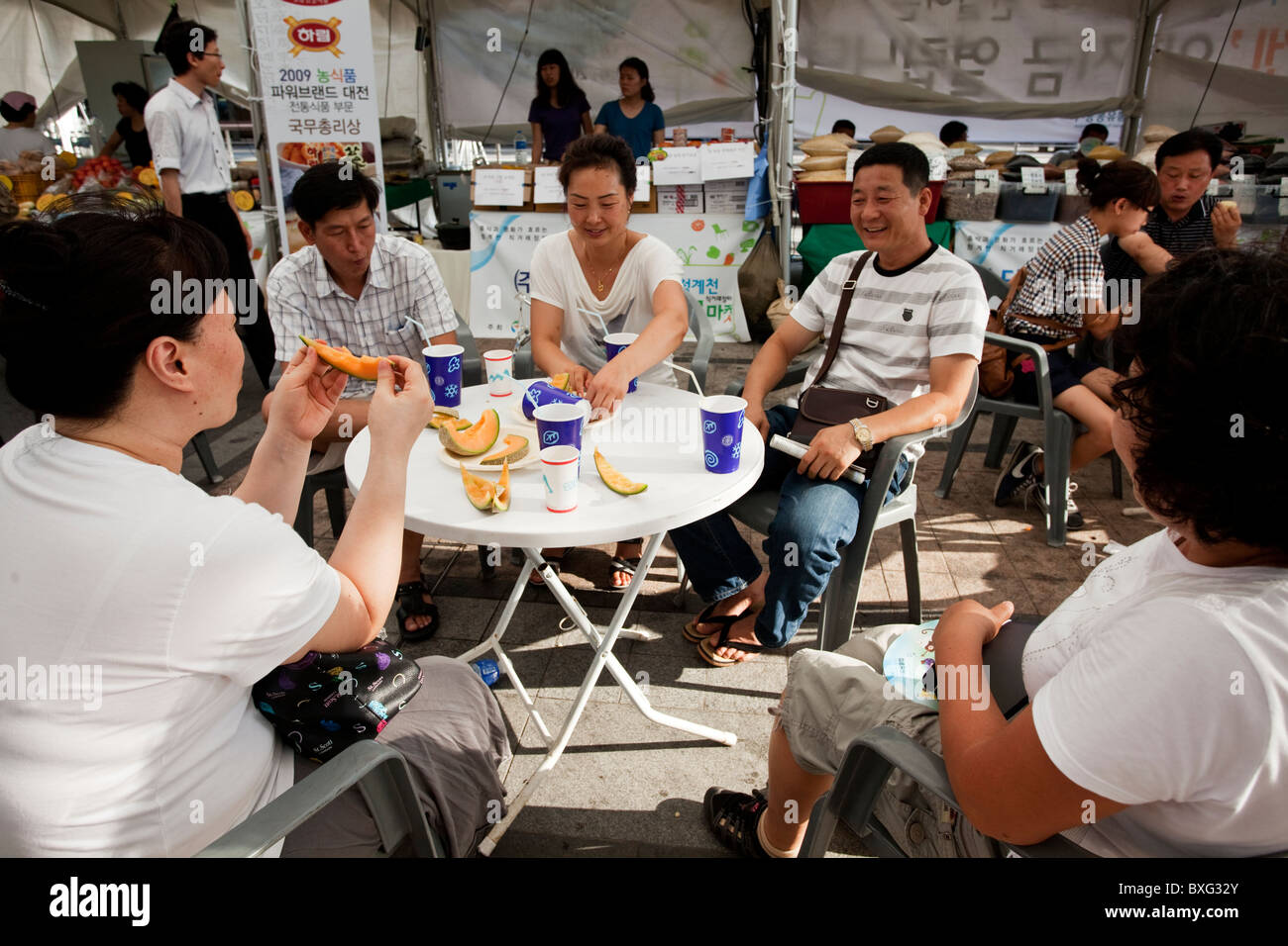 Koreaner, die sitzen in einer Snack-Bar in Seoul, Südkorea Stockfoto