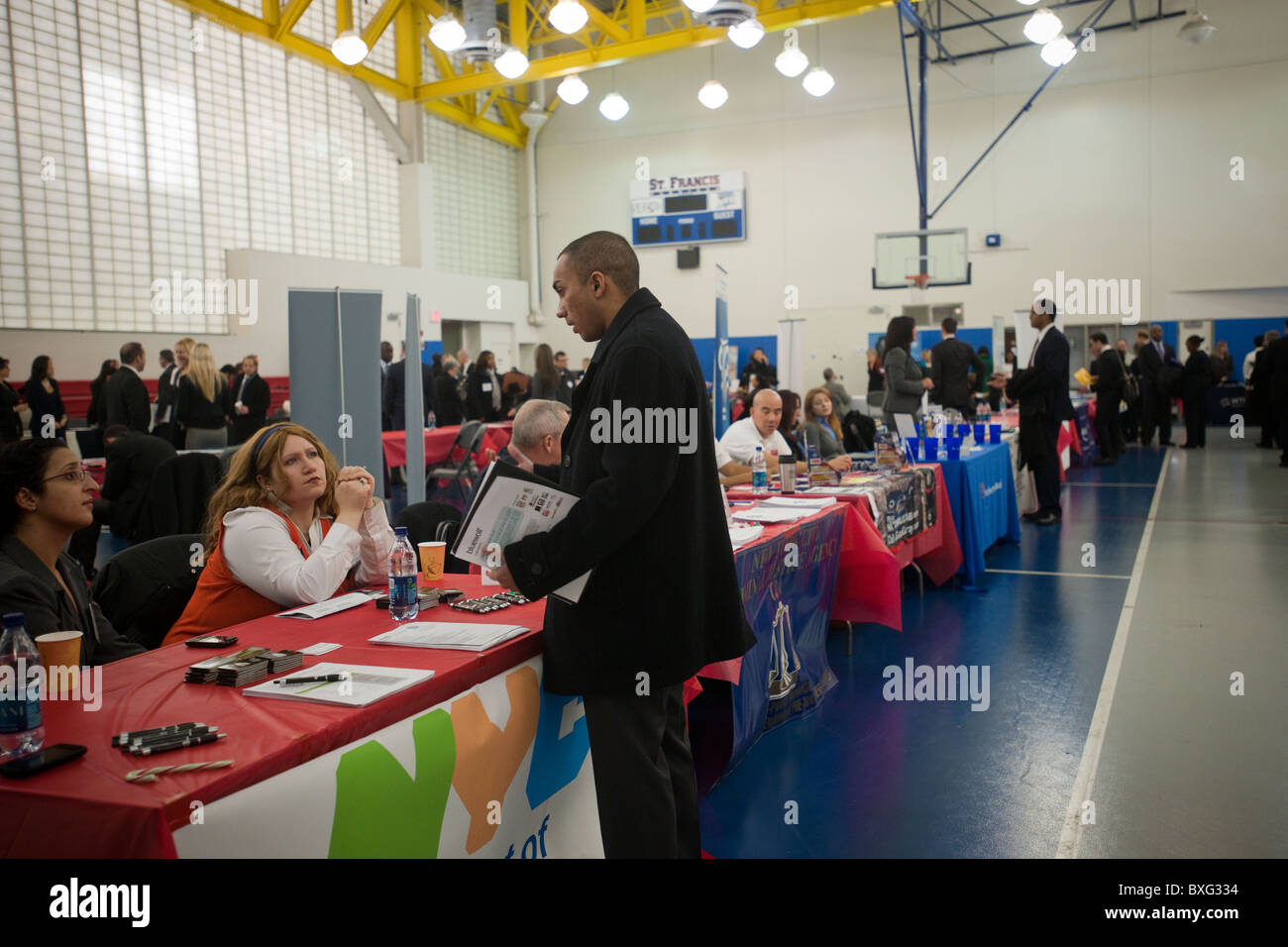 Jobsuchende besuchen eine Jobmesse in Brooklyn in New York Stockfoto