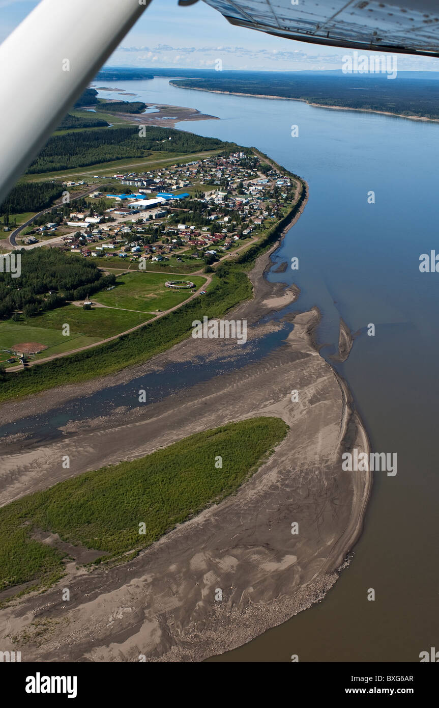 Luftaufnahme von Fort Simpson bei Mackenzie und Laird Rivers, Northwest Territories, Kanada. Stockfoto