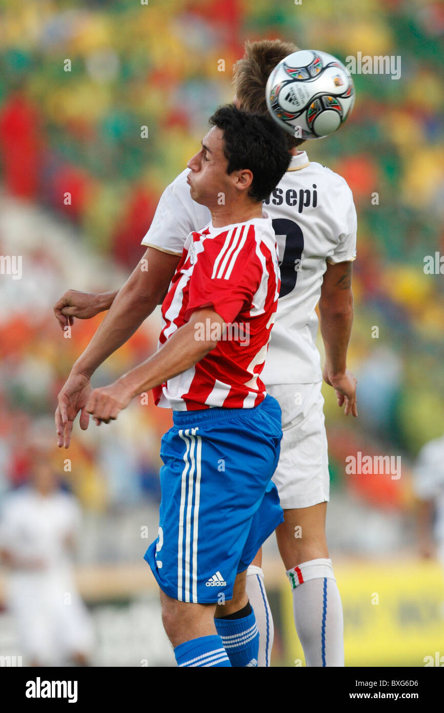 Ivan Piris von Paraguay (l) wetteifert für einen Header gegen Umberto Eusepi des Italy (r) während einer 2009 U-20 WM-Fußballspiel. Stockfoto