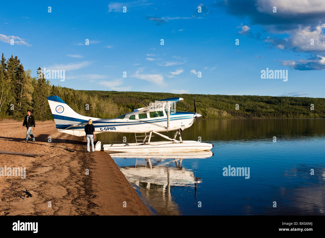 Angeln mit dem Wasserflugzeug auf Little Doctor Lake, Nahanni National Park Reserve, Fort Simpson, Northwest Territories Kanada Stockfoto