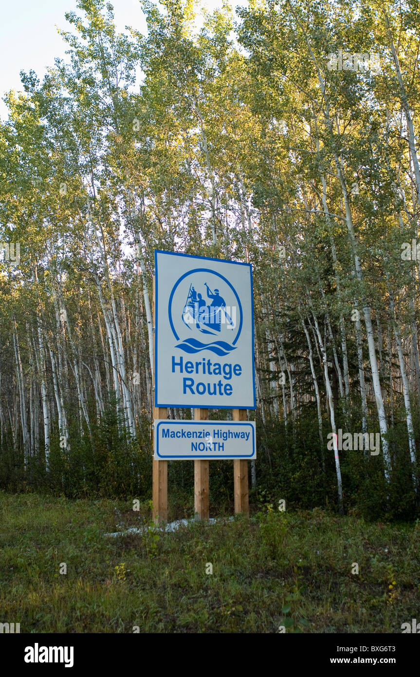 Northwest Territories, Canada. highway 52 (Mackenzie Highway North) Straßenschild. Stockfoto