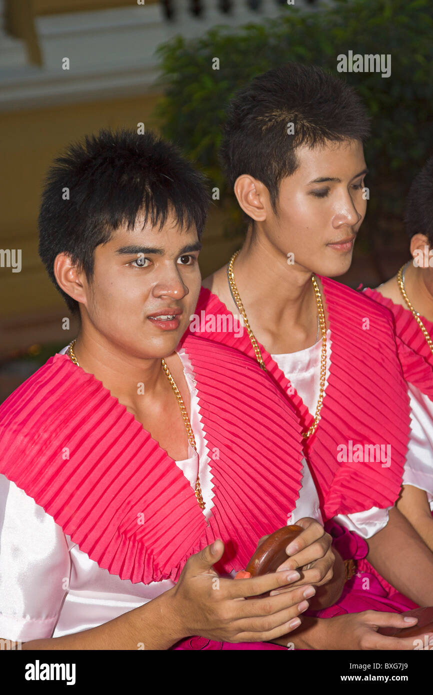 Junge Thai Männer in Tracht an Thailand Tourismus Behörde Golden Jubilee Grand Rezeption; Bangkok, Thailand. Stockfoto