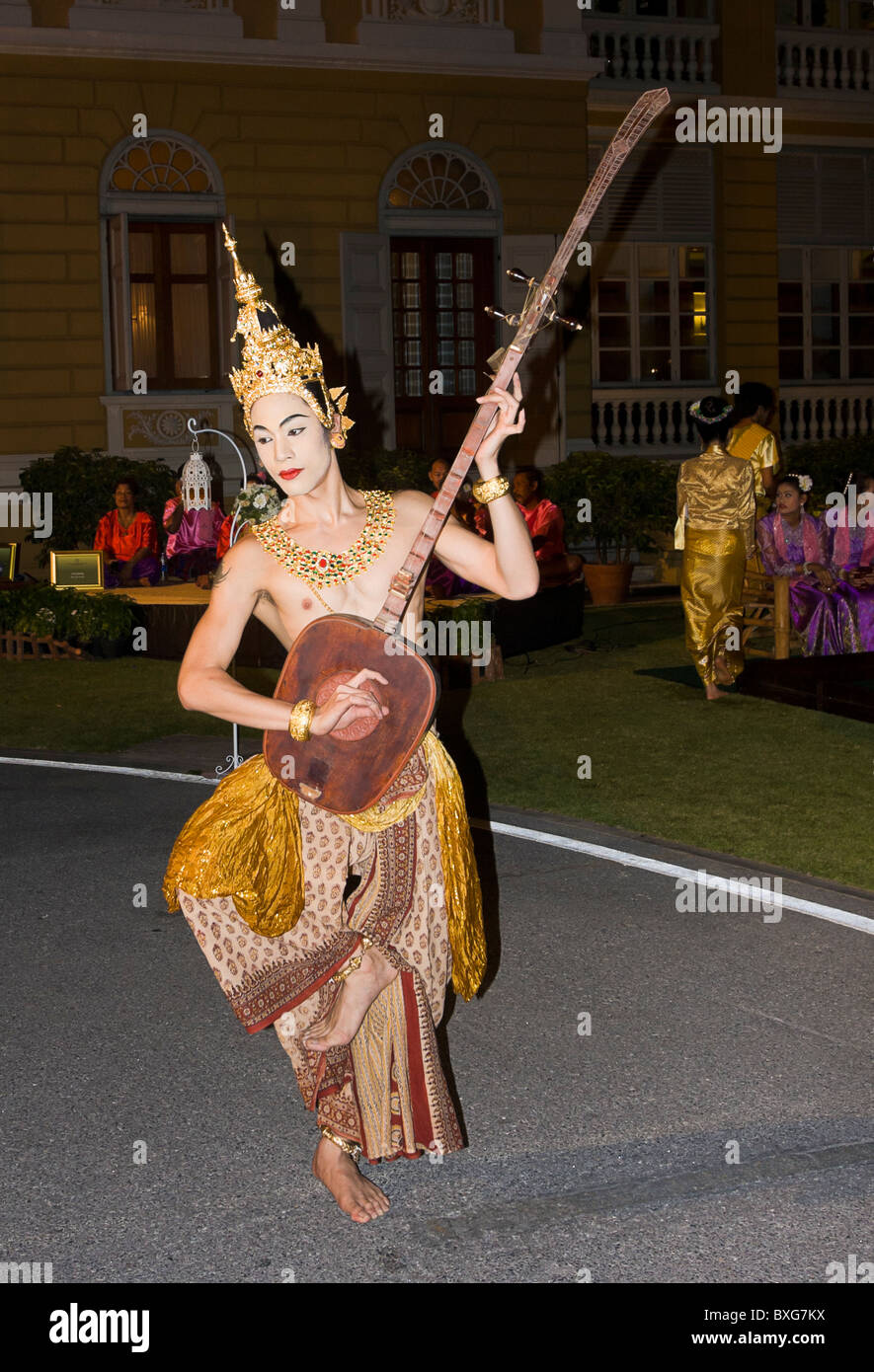 Junge Thai Mann in traditioneller Tracht an Thailand Tourismus Behörde Golden Jubilee Grand Rezeption; Bangkok, Thailand. Stockfoto