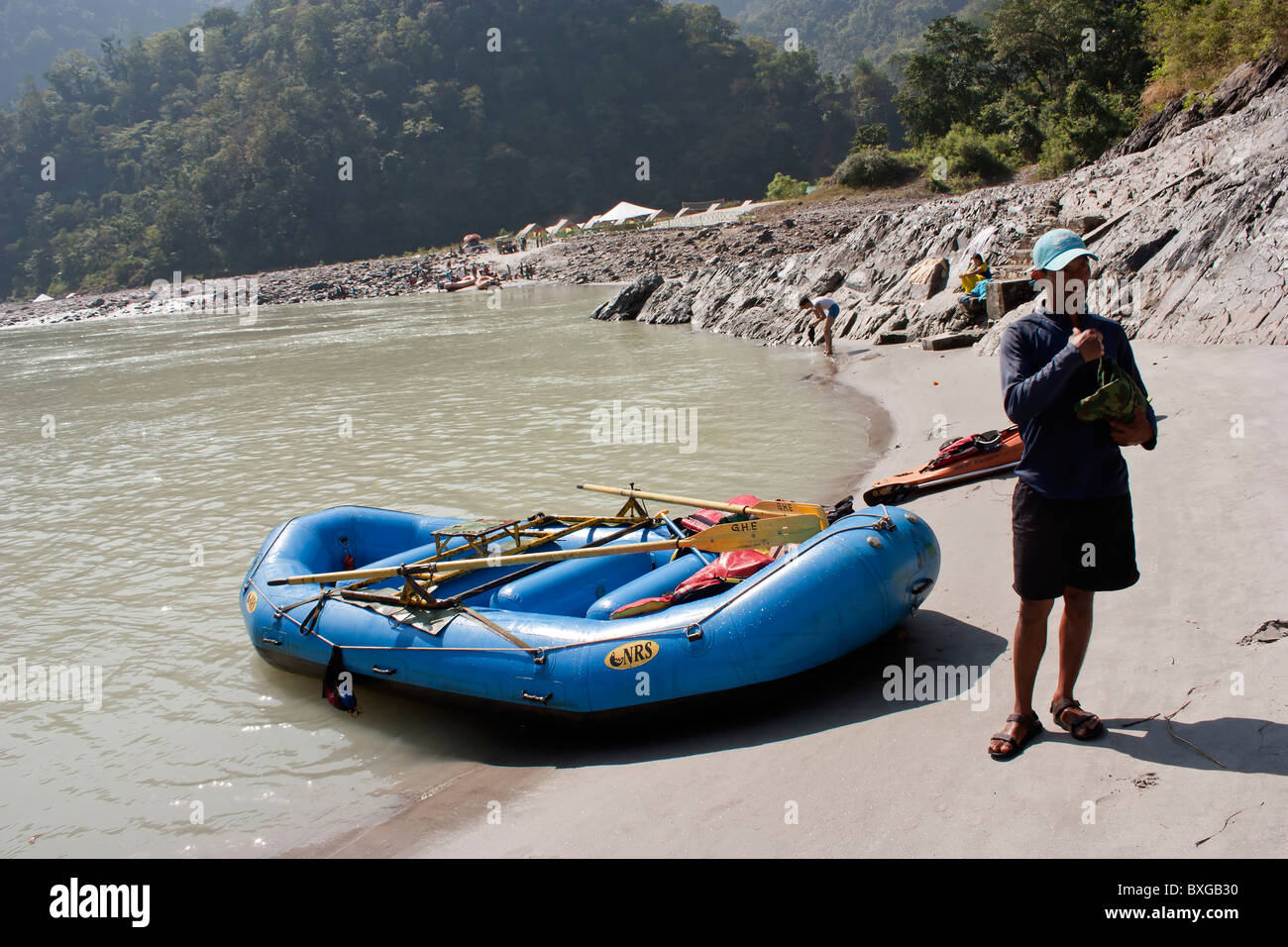 Ein Bademeister mit Boot in den Ufern des Ganges / Ganga Fluß in Indien Stockfoto