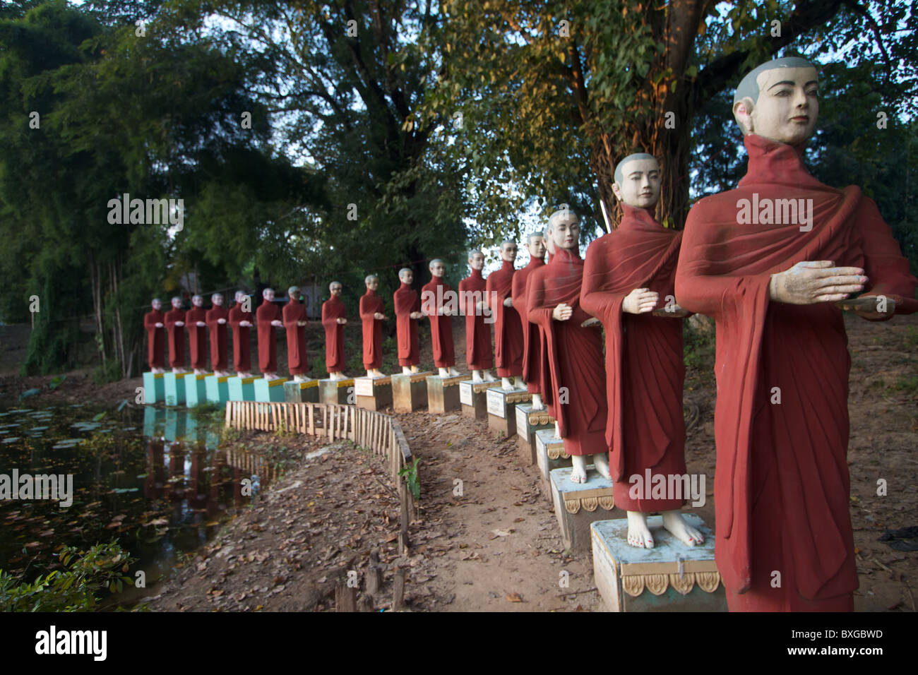 Linie der Mönche-Statue im Tempel bhamo Stockfoto