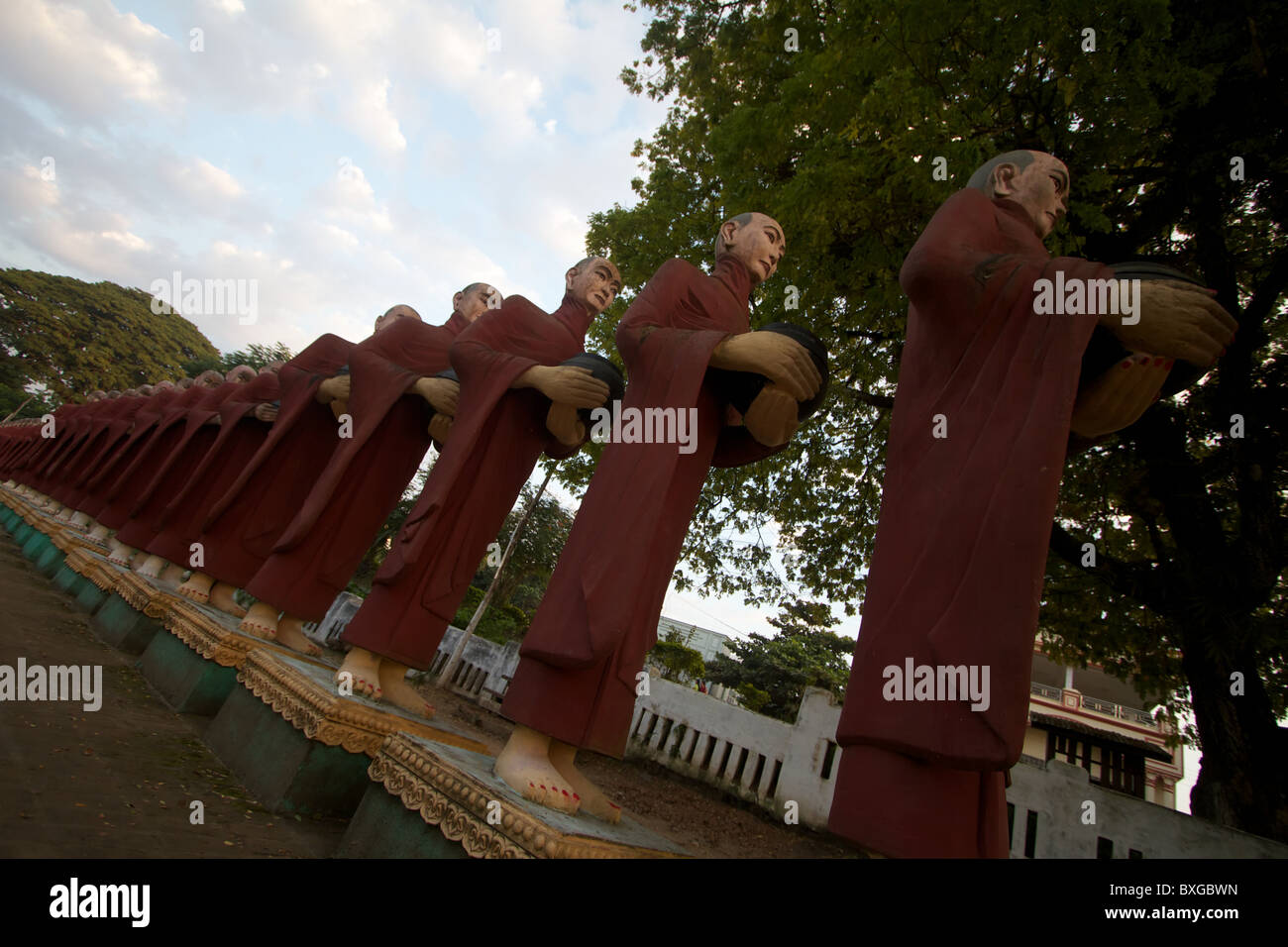 Linie der Mönche-Statue im Tempel bhamo Stockfoto