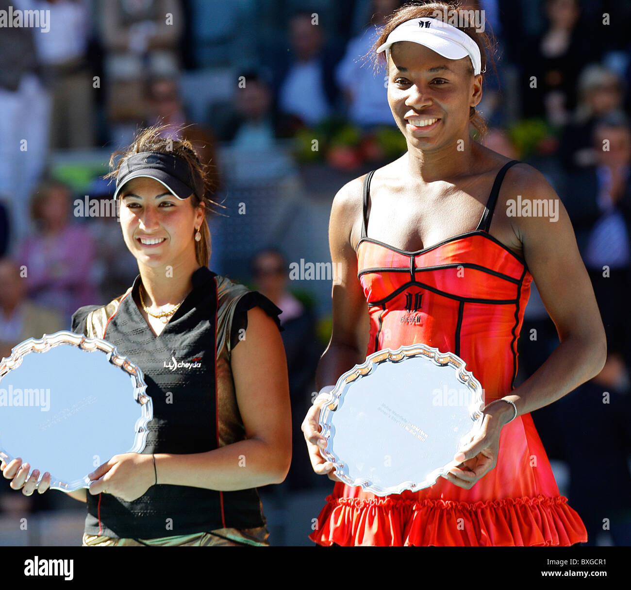 Aravane Rezai (FRA) (links) in Aktion gegen Venus Williams bei der Frauen WTA Einzel Finale Stockfoto